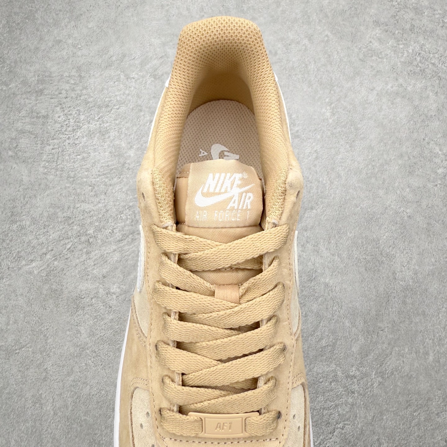 图片[5]-＃XT纯原 NK Air Force 1 Low 空军一号时尚舒适防滑耐磨低帮板鞋 IQ9964-200 顶级批次 2022全新楦头鞋型 鱼鳞大底 历时开发三个月 清洁度完美 二维码鞋标 内置芯片及solo气垫 大底高度及其弧度依照正品 钢印 logo刺绣 鞋口弧度 鞋头长度 鞋面冲孔 鞋垫背胶及钢印 完美鞋型对比正品 每一处都是细节满满 柔软、弹性十足的缓震性能和出色的中底设计 横跨复古与现代的外型结合 造就出风靡全球 三十多年的Force 1 直到今天还深受青睐 实拍调校N版已经零色差零失真 百分百还原实物色彩所见即所得 不存在货不对板色差等低级问题 选购参考实物拍摄 不混卖不参货 只用心做好货严格选品 承诺混一赔十 尺码：36 36.5 37.5 38 38.5 39 40 40.5 41 42 42.5 43 44 44.5 45-选品中心