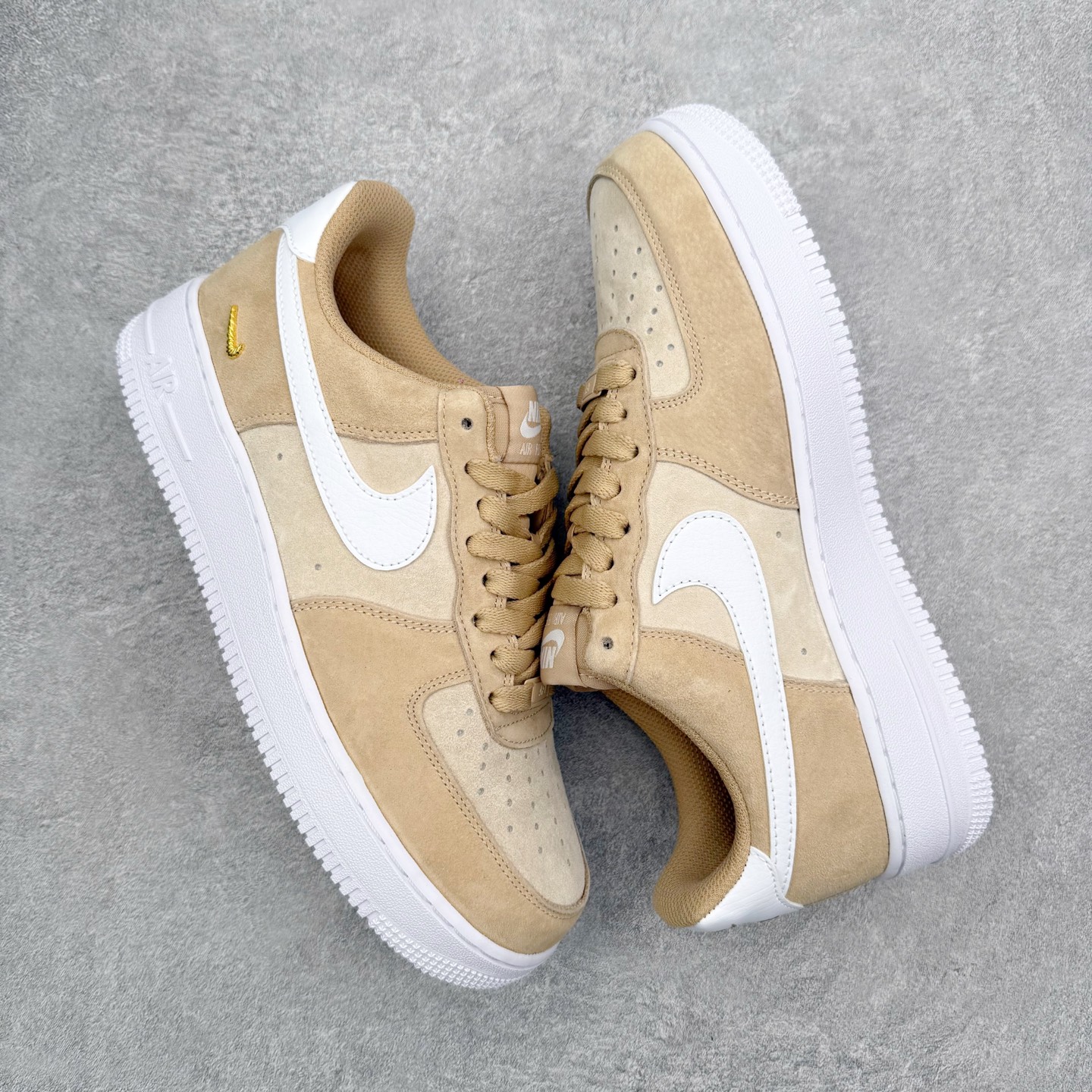 图片[3]-＃XT纯原 NK Air Force 1 Low 空军一号时尚舒适防滑耐磨低帮板鞋 IQ9964-200 顶级批次 2022全新楦头鞋型 鱼鳞大底 历时开发三个月 清洁度完美 二维码鞋标 内置芯片及solo气垫 大底高度及其弧度依照正品 钢印 logo刺绣 鞋口弧度 鞋头长度 鞋面冲孔 鞋垫背胶及钢印 完美鞋型对比正品 每一处都是细节满满 柔软、弹性十足的缓震性能和出色的中底设计 横跨复古与现代的外型结合 造就出风靡全球 三十多年的Force 1 直到今天还深受青睐 实拍调校N版已经零色差零失真 百分百还原实物色彩所见即所得 不存在货不对板色差等低级问题 选购参考实物拍摄 不混卖不参货 只用心做好货严格选品 承诺混一赔十 尺码：36 36.5 37.5 38 38.5 39 40 40.5 41 42 42.5 43 44 44.5 45-选品中心