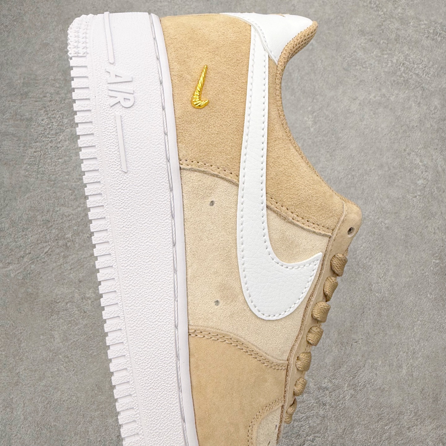 图片[6]-＃XT纯原 NK Air Force 1 Low 空军一号时尚舒适防滑耐磨低帮板鞋 IQ9964-200 顶级批次 2022全新楦头鞋型 鱼鳞大底 历时开发三个月 清洁度完美 二维码鞋标 内置芯片及solo气垫 大底高度及其弧度依照正品 钢印 logo刺绣 鞋口弧度 鞋头长度 鞋面冲孔 鞋垫背胶及钢印 完美鞋型对比正品 每一处都是细节满满 柔软、弹性十足的缓震性能和出色的中底设计 横跨复古与现代的外型结合 造就出风靡全球 三十多年的Force 1 直到今天还深受青睐 实拍调校N版已经零色差零失真 百分百还原实物色彩所见即所得 不存在货不对板色差等低级问题 选购参考实物拍摄 不混卖不参货 只用心做好货严格选品 承诺混一赔十 尺码：36 36.5 37.5 38 38.5 39 40 40.5 41 42 42.5 43 44 44.5 45-选品中心