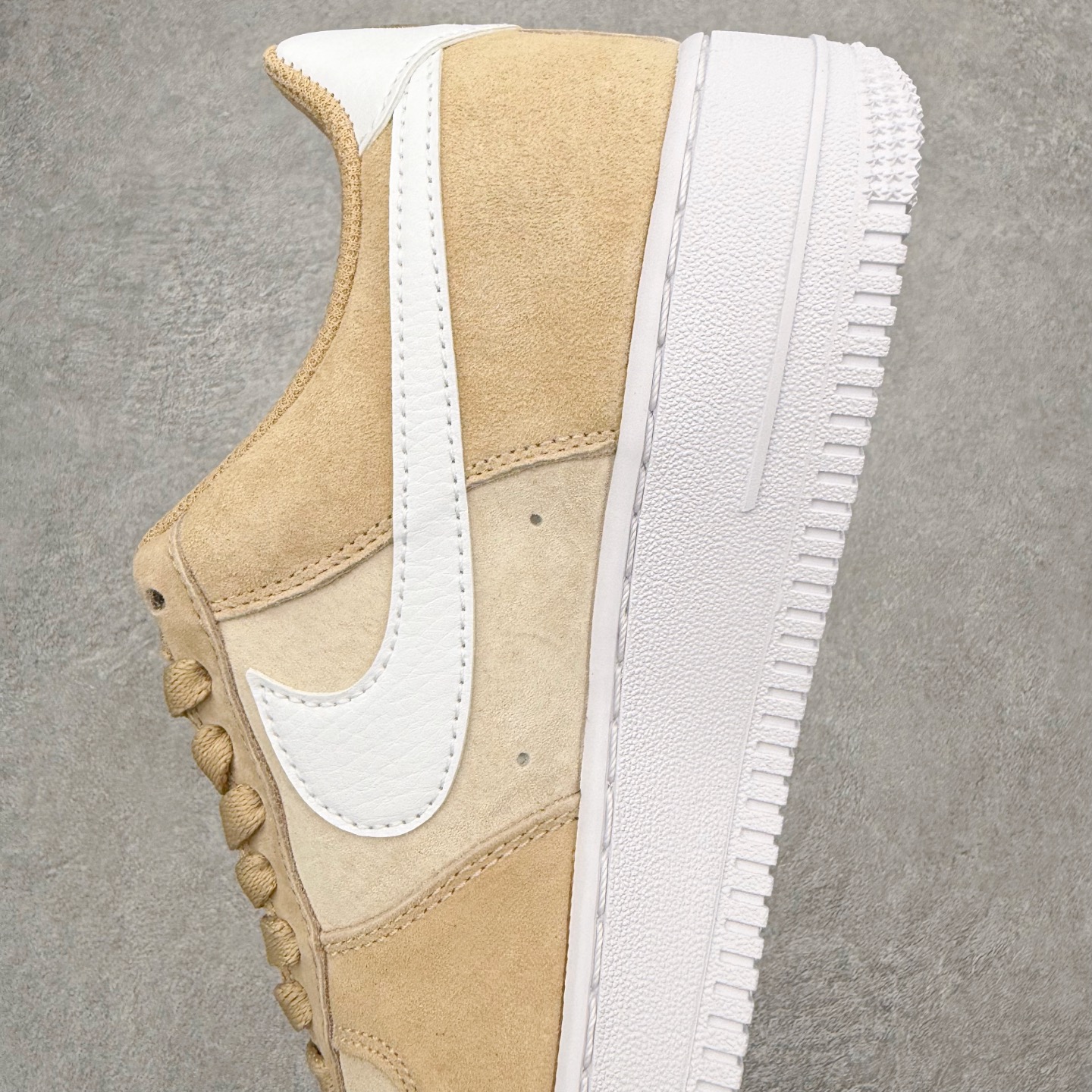 图片[7]-＃XT纯原 NK Air Force 1 Low 空军一号时尚舒适防滑耐磨低帮板鞋 IQ9964-200 顶级批次 2022全新楦头鞋型 鱼鳞大底 历时开发三个月 清洁度完美 二维码鞋标 内置芯片及solo气垫 大底高度及其弧度依照正品 钢印 logo刺绣 鞋口弧度 鞋头长度 鞋面冲孔 鞋垫背胶及钢印 完美鞋型对比正品 每一处都是细节满满 柔软、弹性十足的缓震性能和出色的中底设计 横跨复古与现代的外型结合 造就出风靡全球 三十多年的Force 1 直到今天还深受青睐 实拍调校N版已经零色差零失真 百分百还原实物色彩所见即所得 不存在货不对板色差等低级问题 选购参考实物拍摄 不混卖不参货 只用心做好货严格选品 承诺混一赔十 尺码：36 36.5 37.5 38 38.5 39 40 40.5 41 42 42.5 43 44 44.5 45-选品中心