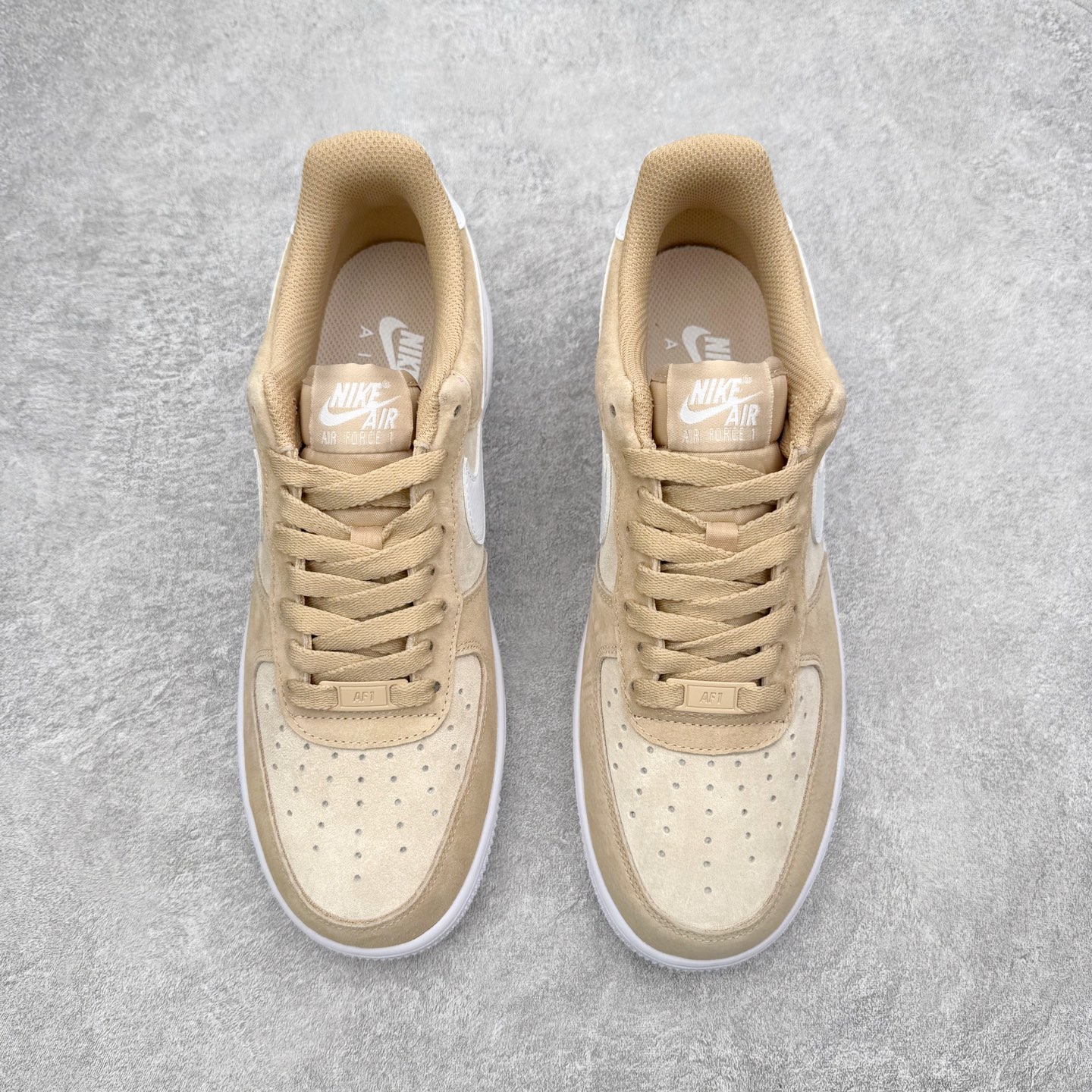 图片[2]-＃XT纯原 NK Air Force 1 Low 空军一号时尚舒适防滑耐磨低帮板鞋 IQ9964-200 顶级批次 2022全新楦头鞋型 鱼鳞大底 历时开发三个月 清洁度完美 二维码鞋标 内置芯片及solo气垫 大底高度及其弧度依照正品 钢印 logo刺绣 鞋口弧度 鞋头长度 鞋面冲孔 鞋垫背胶及钢印 完美鞋型对比正品 每一处都是细节满满 柔软、弹性十足的缓震性能和出色的中底设计 横跨复古与现代的外型结合 造就出风靡全球 三十多年的Force 1 直到今天还深受青睐 实拍调校N版已经零色差零失真 百分百还原实物色彩所见即所得 不存在货不对板色差等低级问题 选购参考实物拍摄 不混卖不参货 只用心做好货严格选品 承诺混一赔十 尺码：36 36.5 37.5 38 38.5 39 40 40.5 41 42 42.5 43 44 44.5 45-选品中心