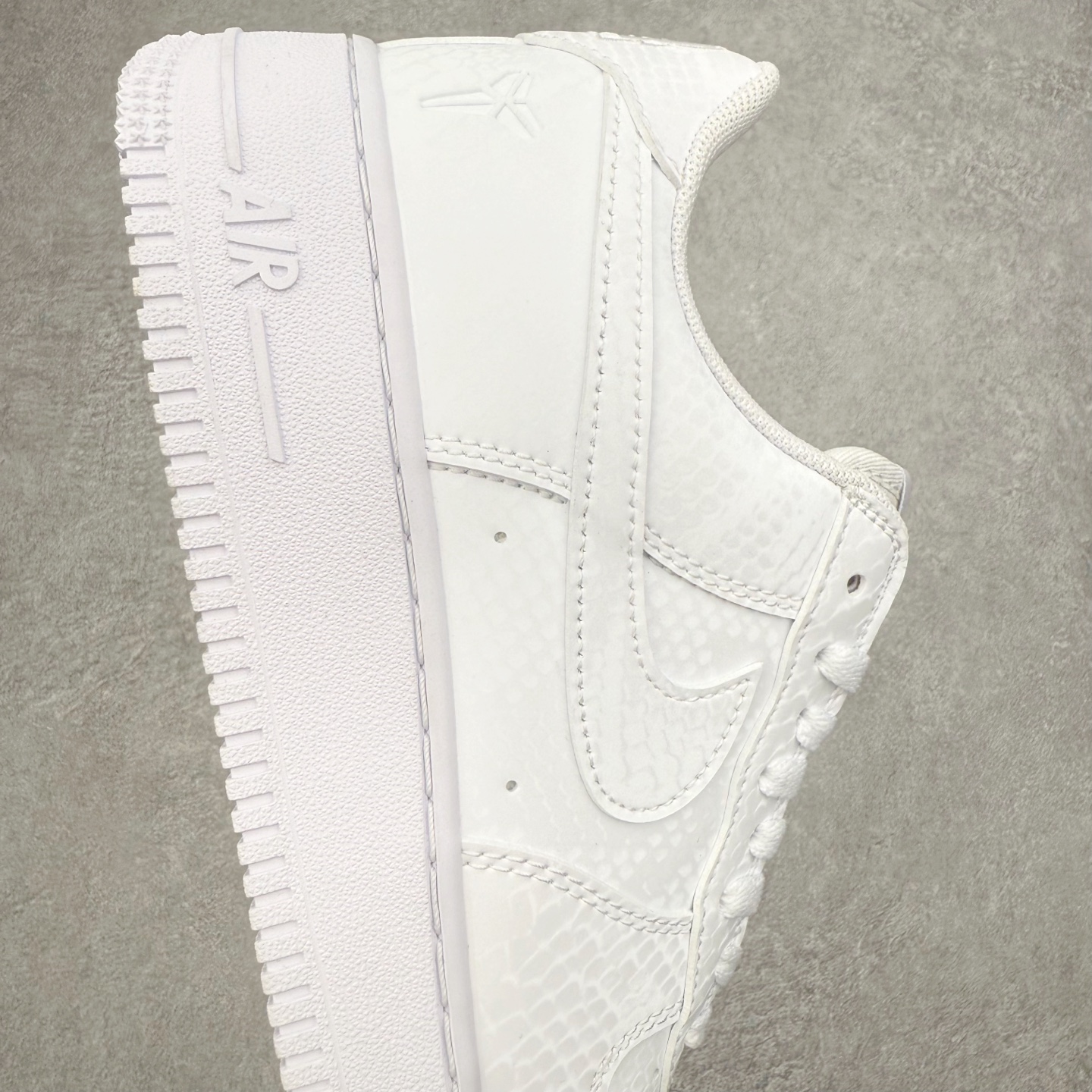 图片[6]-＃XT纯原 NK Air Force 1 Low 空军一号时尚舒适防滑耐磨低帮板鞋 IB0018-100 顶级批次 2022全新楦头鞋型 鱼鳞大底 历时开发三个月 清洁度完美 二维码鞋标 内置芯片及solo气垫 大底高度及其弧度依照正品 钢印 logo刺绣 鞋口弧度 鞋头长度 鞋面冲孔 鞋垫背胶及钢印 完美鞋型对比正品 每一处都是细节满满 柔软、弹性十足的缓震性能和出色的中底设计 横跨复古与现代的外型结合 造就出风靡全球 三十多年的Force 1 直到今天还深受青睐 实拍调校N版已经零色差零失真 百分百还原实物色彩所见即所得 不存在货不对板色差等低级问题 选购参考实物拍摄 不混卖不参货 只用心做好货严格选品 承诺混一赔十 尺码：36 36.5 37.5 38 38.5 39 40 40.5 41 42 42.5 43 44 44.5 45-选品中心