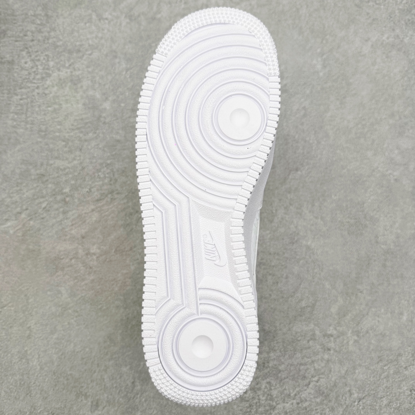 图片[9]-＃XT纯原 NK Air Force 1 Low 空军一号时尚舒适防滑耐磨低帮板鞋 IB0018-100 顶级批次 2022全新楦头鞋型 鱼鳞大底 历时开发三个月 清洁度完美 二维码鞋标 内置芯片及solo气垫 大底高度及其弧度依照正品 钢印 logo刺绣 鞋口弧度 鞋头长度 鞋面冲孔 鞋垫背胶及钢印 完美鞋型对比正品 每一处都是细节满满 柔软、弹性十足的缓震性能和出色的中底设计 横跨复古与现代的外型结合 造就出风靡全球 三十多年的Force 1 直到今天还深受青睐 实拍调校N版已经零色差零失真 百分百还原实物色彩所见即所得 不存在货不对板色差等低级问题 选购参考实物拍摄 不混卖不参货 只用心做好货严格选品 承诺混一赔十 尺码：36 36.5 37.5 38 38.5 39 40 40.5 41 42 42.5 43 44 44.5 45-选品中心