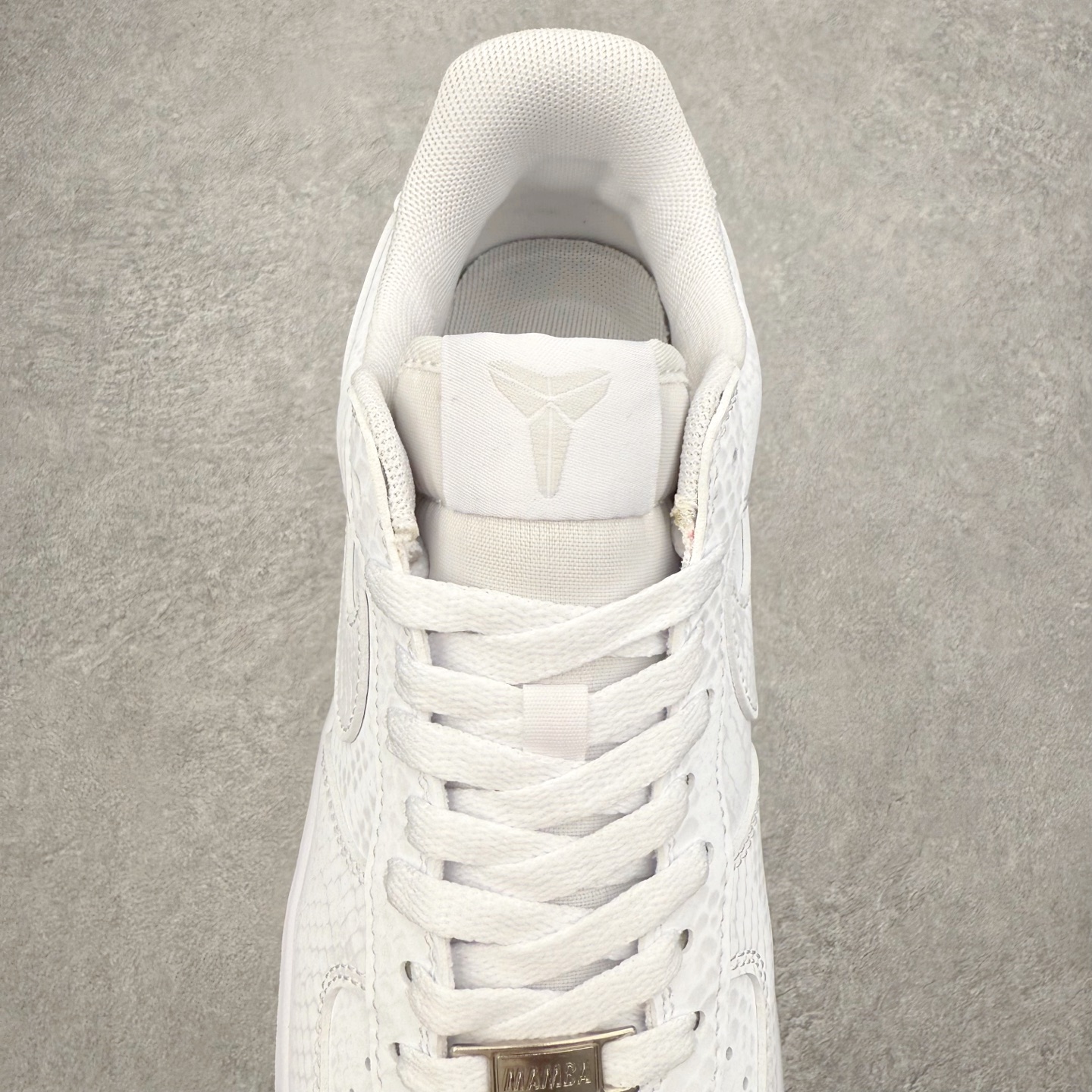 图片[5]-＃XT纯原 NK Air Force 1 Low 空军一号时尚舒适防滑耐磨低帮板鞋 IB0018-100 顶级批次 2022全新楦头鞋型 鱼鳞大底 历时开发三个月 清洁度完美 二维码鞋标 内置芯片及solo气垫 大底高度及其弧度依照正品 钢印 logo刺绣 鞋口弧度 鞋头长度 鞋面冲孔 鞋垫背胶及钢印 完美鞋型对比正品 每一处都是细节满满 柔软、弹性十足的缓震性能和出色的中底设计 横跨复古与现代的外型结合 造就出风靡全球 三十多年的Force 1 直到今天还深受青睐 实拍调校N版已经零色差零失真 百分百还原实物色彩所见即所得 不存在货不对板色差等低级问题 选购参考实物拍摄 不混卖不参货 只用心做好货严格选品 承诺混一赔十 尺码：36 36.5 37.5 38 38.5 39 40 40.5 41 42 42.5 43 44 44.5 45-选品中心