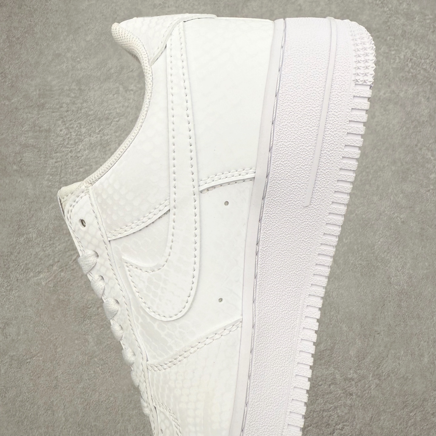 图片[7]-＃XT纯原 NK Air Force 1 Low 空军一号时尚舒适防滑耐磨低帮板鞋 IB0018-100 顶级批次 2022全新楦头鞋型 鱼鳞大底 历时开发三个月 清洁度完美 二维码鞋标 内置芯片及solo气垫 大底高度及其弧度依照正品 钢印 logo刺绣 鞋口弧度 鞋头长度 鞋面冲孔 鞋垫背胶及钢印 完美鞋型对比正品 每一处都是细节满满 柔软、弹性十足的缓震性能和出色的中底设计 横跨复古与现代的外型结合 造就出风靡全球 三十多年的Force 1 直到今天还深受青睐 实拍调校N版已经零色差零失真 百分百还原实物色彩所见即所得 不存在货不对板色差等低级问题 选购参考实物拍摄 不混卖不参货 只用心做好货严格选品 承诺混一赔十 尺码：36 36.5 37.5 38 38.5 39 40 40.5 41 42 42.5 43 44 44.5 45-选品中心