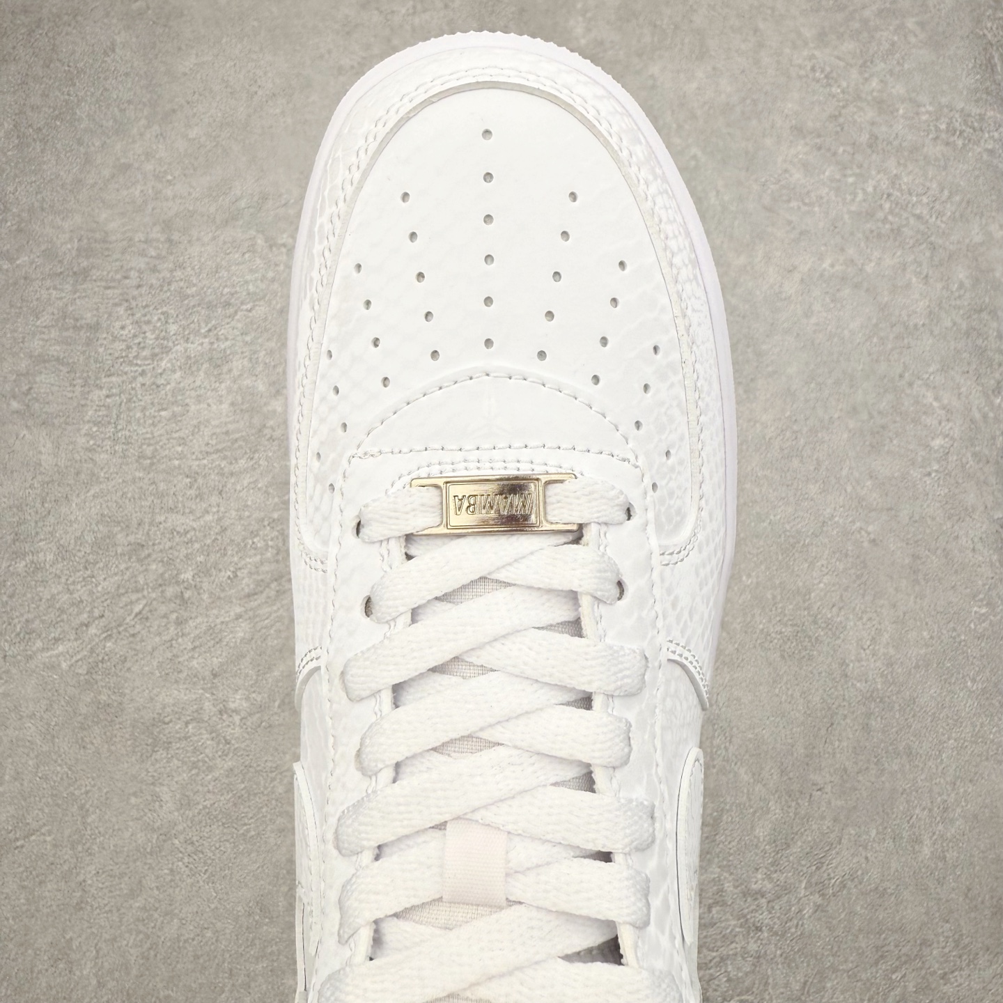 图片[4]-＃XT纯原 NK Air Force 1 Low 空军一号时尚舒适防滑耐磨低帮板鞋 IB0018-100 顶级批次 2022全新楦头鞋型 鱼鳞大底 历时开发三个月 清洁度完美 二维码鞋标 内置芯片及solo气垫 大底高度及其弧度依照正品 钢印 logo刺绣 鞋口弧度 鞋头长度 鞋面冲孔 鞋垫背胶及钢印 完美鞋型对比正品 每一处都是细节满满 柔软、弹性十足的缓震性能和出色的中底设计 横跨复古与现代的外型结合 造就出风靡全球 三十多年的Force 1 直到今天还深受青睐 实拍调校N版已经零色差零失真 百分百还原实物色彩所见即所得 不存在货不对板色差等低级问题 选购参考实物拍摄 不混卖不参货 只用心做好货严格选品 承诺混一赔十 尺码：36 36.5 37.5 38 38.5 39 40 40.5 41 42 42.5 43 44 44.5 45-选品中心