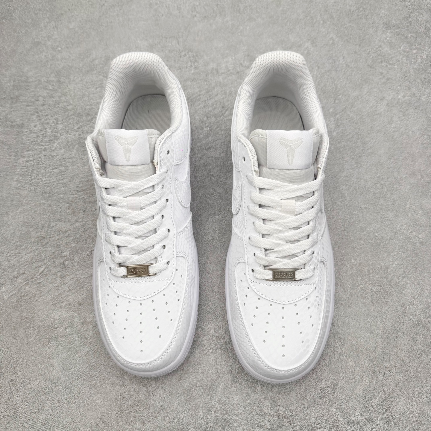 图片[2]-＃XT纯原 NK Air Force 1 Low 空军一号时尚舒适防滑耐磨低帮板鞋 IB0018-100 顶级批次 2022全新楦头鞋型 鱼鳞大底 历时开发三个月 清洁度完美 二维码鞋标 内置芯片及solo气垫 大底高度及其弧度依照正品 钢印 logo刺绣 鞋口弧度 鞋头长度 鞋面冲孔 鞋垫背胶及钢印 完美鞋型对比正品 每一处都是细节满满 柔软、弹性十足的缓震性能和出色的中底设计 横跨复古与现代的外型结合 造就出风靡全球 三十多年的Force 1 直到今天还深受青睐 实拍调校N版已经零色差零失真 百分百还原实物色彩所见即所得 不存在货不对板色差等低级问题 选购参考实物拍摄 不混卖不参货 只用心做好货严格选品 承诺混一赔十 尺码：36 36.5 37.5 38 38.5 39 40 40.5 41 42 42.5 43 44 44.5 45-选品中心