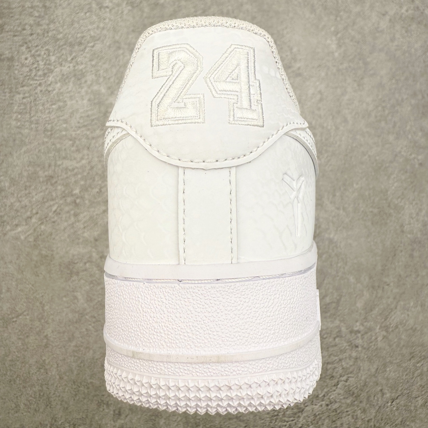 图片[8]-＃XT纯原 NK Air Force 1 Low 空军一号时尚舒适防滑耐磨低帮板鞋 IB0018-100 顶级批次 2022全新楦头鞋型 鱼鳞大底 历时开发三个月 清洁度完美 二维码鞋标 内置芯片及solo气垫 大底高度及其弧度依照正品 钢印 logo刺绣 鞋口弧度 鞋头长度 鞋面冲孔 鞋垫背胶及钢印 完美鞋型对比正品 每一处都是细节满满 柔软、弹性十足的缓震性能和出色的中底设计 横跨复古与现代的外型结合 造就出风靡全球 三十多年的Force 1 直到今天还深受青睐 实拍调校N版已经零色差零失真 百分百还原实物色彩所见即所得 不存在货不对板色差等低级问题 选购参考实物拍摄 不混卖不参货 只用心做好货严格选品 承诺混一赔十 尺码：36 36.5 37.5 38 38.5 39 40 40.5 41 42 42.5 43 44 44.5 45-选品中心