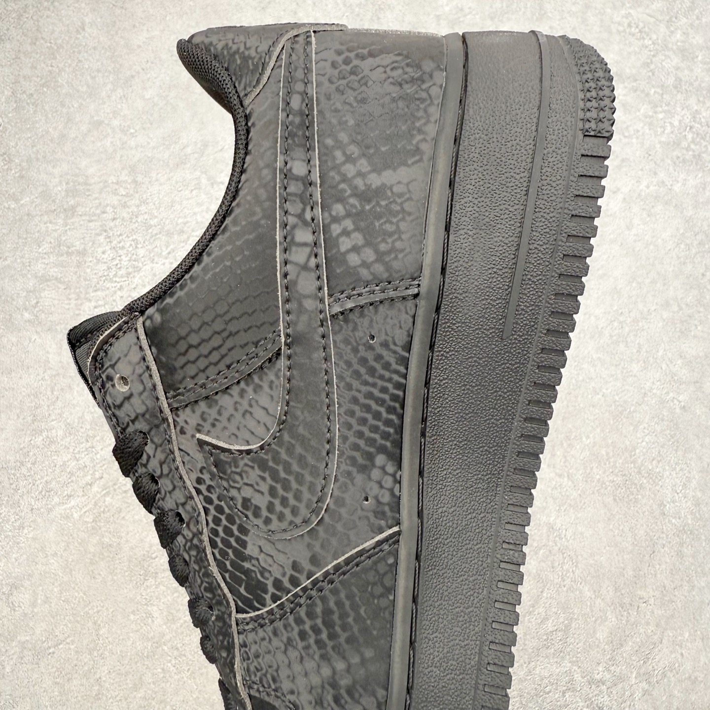 图片[7]-＃XT纯原 NK Air Force 1 Low 空军一号时尚舒适防滑耐磨低帮板鞋 IB0018-001 顶级批次 2022全新楦头鞋型 鱼鳞大底 历时开发三个月 清洁度完美 二维码鞋标 内置芯片及solo气垫 大底高度及其弧度依照正品 钢印 logo刺绣 鞋口弧度 鞋头长度 鞋面冲孔 鞋垫背胶及钢印 完美鞋型对比正品 每一处都是细节满满 柔软、弹性十足的缓震性能和出色的中底设计 横跨复古与现代的外型结合 造就出风靡全球 三十多年的Force 1 直到今天还深受青睐 实拍调校N版已经零色差零失真 百分百还原实物色彩所见即所得 不存在货不对板色差等低级问题 选购参考实物拍摄 不混卖不参货 只用心做好货严格选品 承诺混一赔十 尺码：36 36.5 37.5 38 38.5 39 40 40.5 41 42 42.5 43 44 44.5 45-选品中心