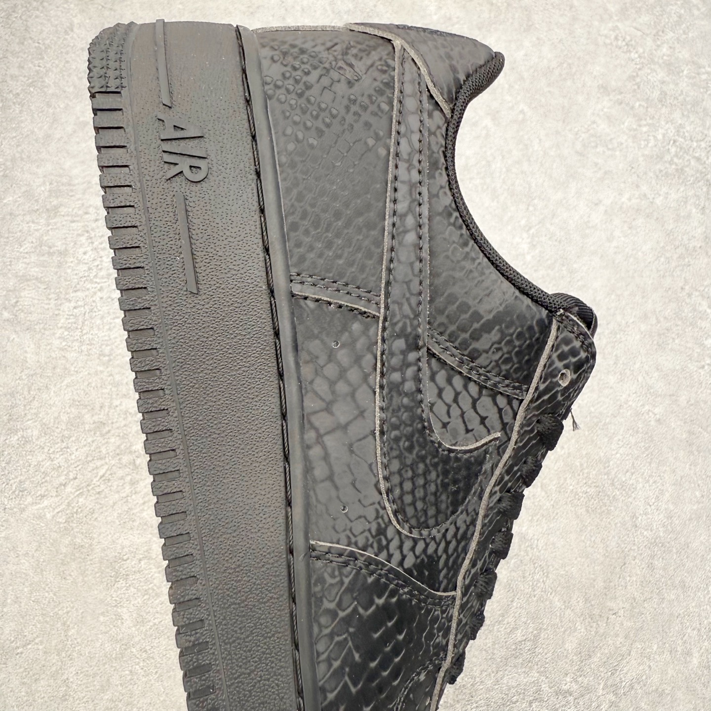 图片[6]-＃XT纯原 NK Air Force 1 Low 空军一号时尚舒适防滑耐磨低帮板鞋 IB0018-001 顶级批次 2022全新楦头鞋型 鱼鳞大底 历时开发三个月 清洁度完美 二维码鞋标 内置芯片及solo气垫 大底高度及其弧度依照正品 钢印 logo刺绣 鞋口弧度 鞋头长度 鞋面冲孔 鞋垫背胶及钢印 完美鞋型对比正品 每一处都是细节满满 柔软、弹性十足的缓震性能和出色的中底设计 横跨复古与现代的外型结合 造就出风靡全球 三十多年的Force 1 直到今天还深受青睐 实拍调校N版已经零色差零失真 百分百还原实物色彩所见即所得 不存在货不对板色差等低级问题 选购参考实物拍摄 不混卖不参货 只用心做好货严格选品 承诺混一赔十 尺码：36 36.5 37.5 38 38.5 39 40 40.5 41 42 42.5 43 44 44.5 45-选品中心