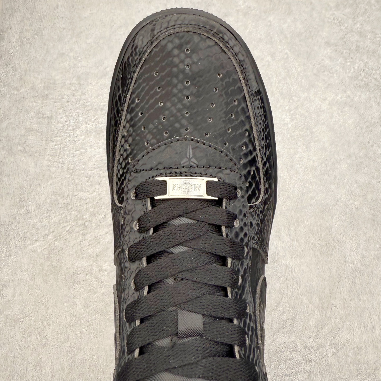 图片[4]-＃XT纯原 NK Air Force 1 Low 空军一号时尚舒适防滑耐磨低帮板鞋 IB0018-001 顶级批次 2022全新楦头鞋型 鱼鳞大底 历时开发三个月 清洁度完美 二维码鞋标 内置芯片及solo气垫 大底高度及其弧度依照正品 钢印 logo刺绣 鞋口弧度 鞋头长度 鞋面冲孔 鞋垫背胶及钢印 完美鞋型对比正品 每一处都是细节满满 柔软、弹性十足的缓震性能和出色的中底设计 横跨复古与现代的外型结合 造就出风靡全球 三十多年的Force 1 直到今天还深受青睐 实拍调校N版已经零色差零失真 百分百还原实物色彩所见即所得 不存在货不对板色差等低级问题 选购参考实物拍摄 不混卖不参货 只用心做好货严格选品 承诺混一赔十 尺码：36 36.5 37.5 38 38.5 39 40 40.5 41 42 42.5 43 44 44.5 45-选品中心