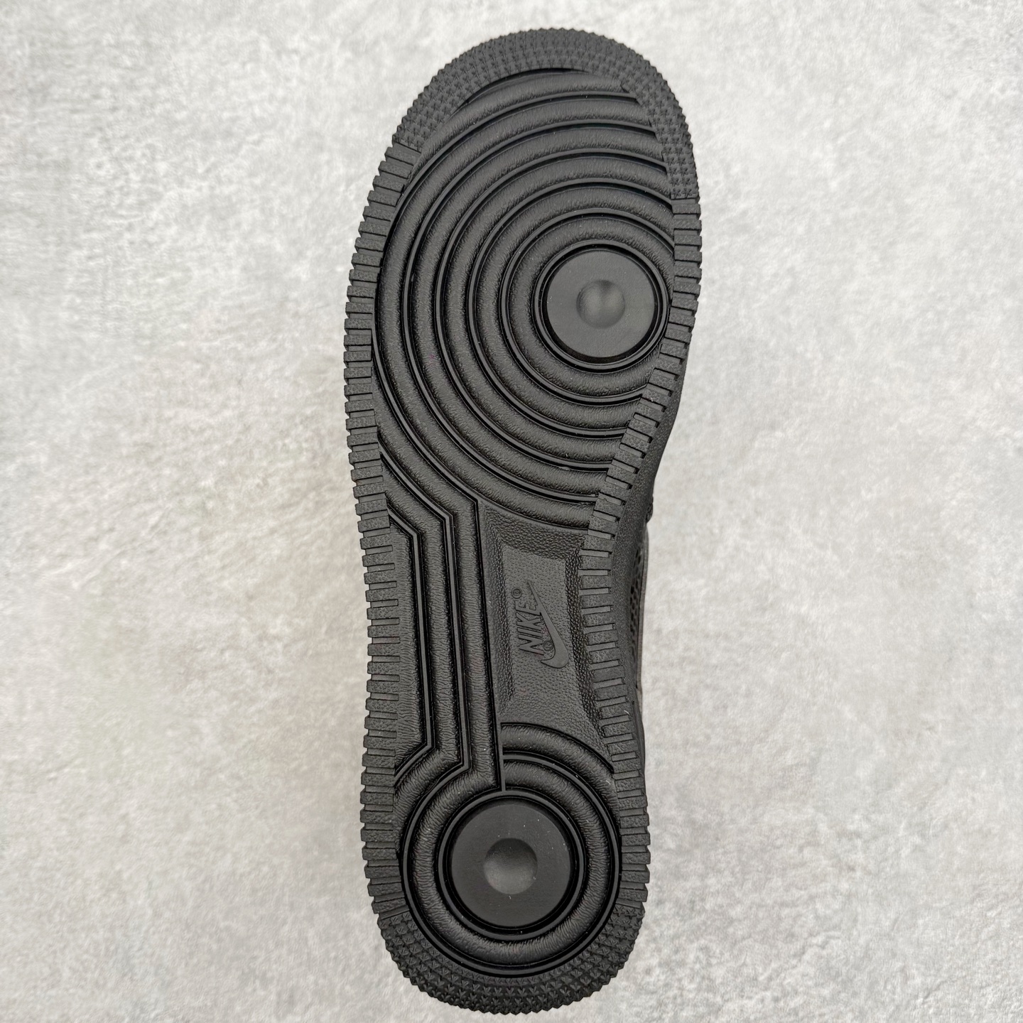 图片[9]-＃XT纯原 NK Air Force 1 Low 空军一号时尚舒适防滑耐磨低帮板鞋 IB0018-001 顶级批次 2022全新楦头鞋型 鱼鳞大底 历时开发三个月 清洁度完美 二维码鞋标 内置芯片及solo气垫 大底高度及其弧度依照正品 钢印 logo刺绣 鞋口弧度 鞋头长度 鞋面冲孔 鞋垫背胶及钢印 完美鞋型对比正品 每一处都是细节满满 柔软、弹性十足的缓震性能和出色的中底设计 横跨复古与现代的外型结合 造就出风靡全球 三十多年的Force 1 直到今天还深受青睐 实拍调校N版已经零色差零失真 百分百还原实物色彩所见即所得 不存在货不对板色差等低级问题 选购参考实物拍摄 不混卖不参货 只用心做好货严格选品 承诺混一赔十 尺码：36 36.5 37.5 38 38.5 39 40 40.5 41 42 42.5 43 44 44.5 45-选品中心