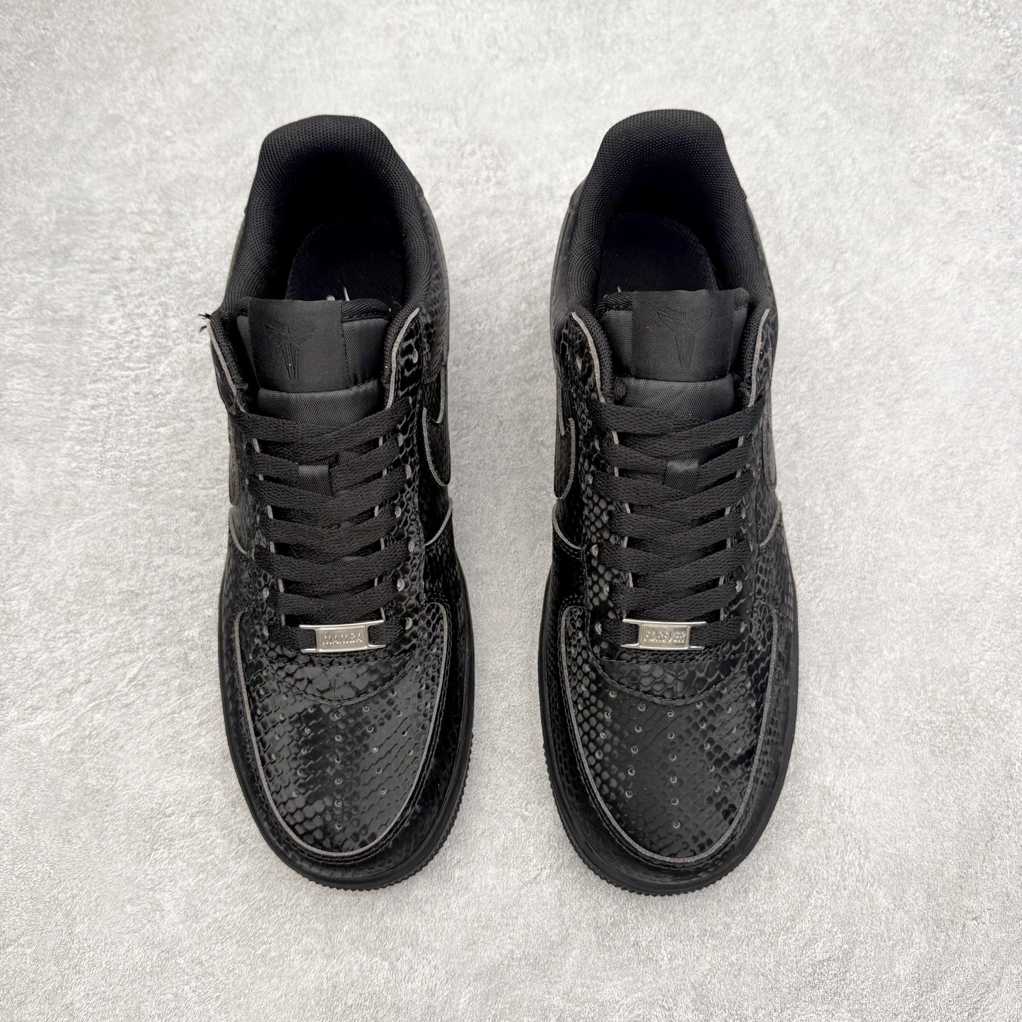 图片[2]-＃XT纯原 NK Air Force 1 Low 空军一号时尚舒适防滑耐磨低帮板鞋 IB0018-001 顶级批次 2022全新楦头鞋型 鱼鳞大底 历时开发三个月 清洁度完美 二维码鞋标 内置芯片及solo气垫 大底高度及其弧度依照正品 钢印 logo刺绣 鞋口弧度 鞋头长度 鞋面冲孔 鞋垫背胶及钢印 完美鞋型对比正品 每一处都是细节满满 柔软、弹性十足的缓震性能和出色的中底设计 横跨复古与现代的外型结合 造就出风靡全球 三十多年的Force 1 直到今天还深受青睐 实拍调校N版已经零色差零失真 百分百还原实物色彩所见即所得 不存在货不对板色差等低级问题 选购参考实物拍摄 不混卖不参货 只用心做好货严格选品 承诺混一赔十 尺码：36 36.5 37.5 38 38.5 39 40 40.5 41 42 42.5 43 44 44.5 45-选品中心