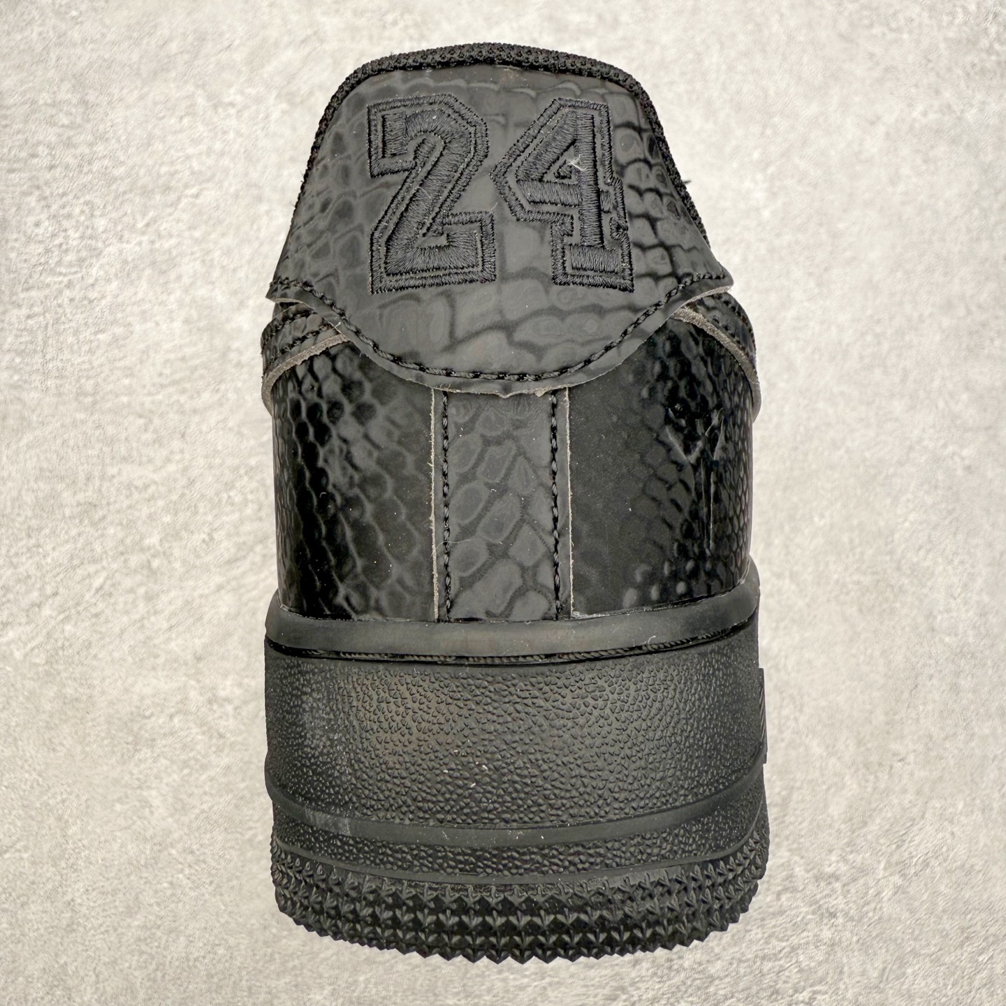 图片[8]-＃XT纯原 NK Air Force 1 Low 空军一号时尚舒适防滑耐磨低帮板鞋 IB0018-001 顶级批次 2022全新楦头鞋型 鱼鳞大底 历时开发三个月 清洁度完美 二维码鞋标 内置芯片及solo气垫 大底高度及其弧度依照正品 钢印 logo刺绣 鞋口弧度 鞋头长度 鞋面冲孔 鞋垫背胶及钢印 完美鞋型对比正品 每一处都是细节满满 柔软、弹性十足的缓震性能和出色的中底设计 横跨复古与现代的外型结合 造就出风靡全球 三十多年的Force 1 直到今天还深受青睐 实拍调校N版已经零色差零失真 百分百还原实物色彩所见即所得 不存在货不对板色差等低级问题 选购参考实物拍摄 不混卖不参货 只用心做好货严格选品 承诺混一赔十 尺码：36 36.5 37.5 38 38.5 39 40 40.5 41 42 42.5 43 44 44.5 45-选品中心