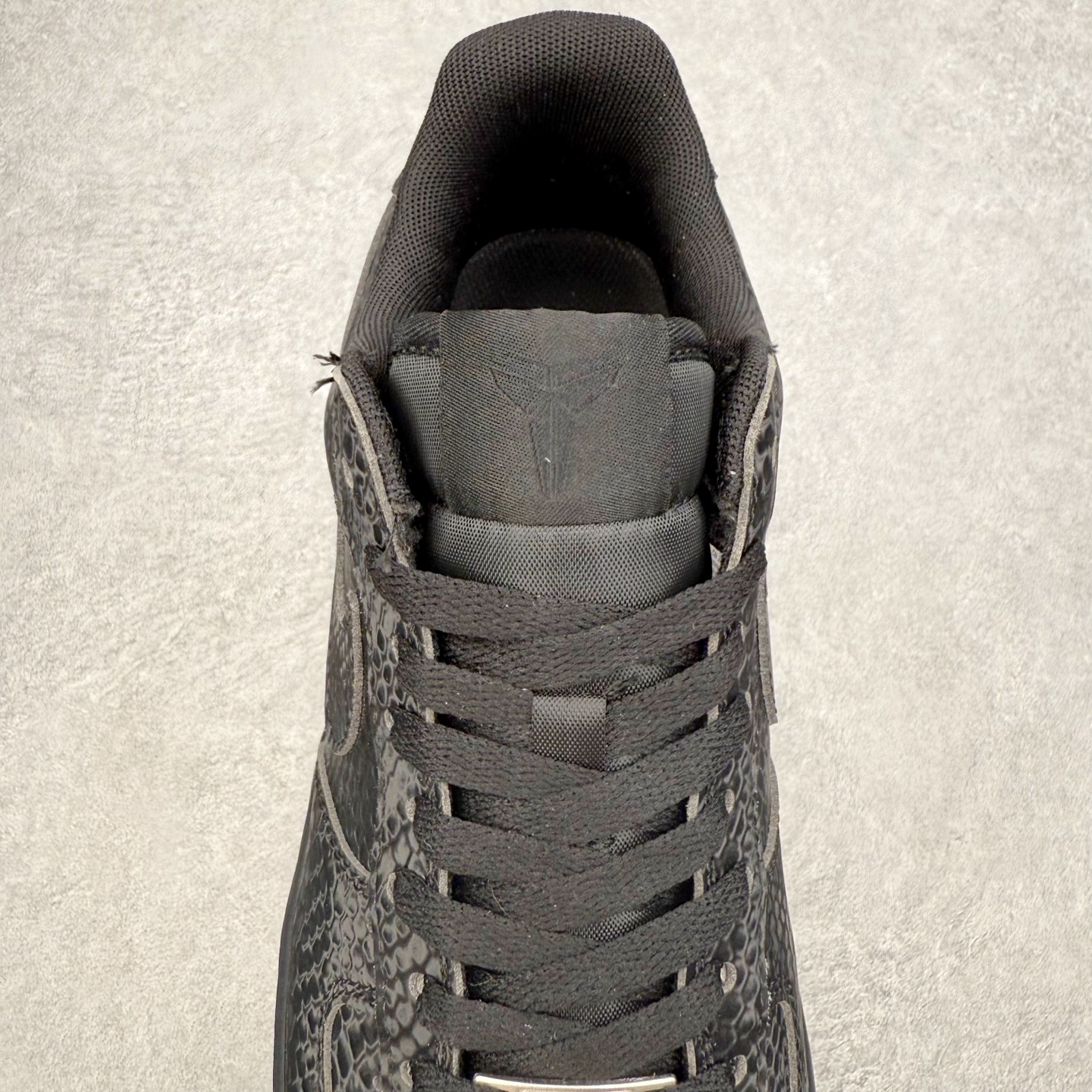 图片[5]-＃XT纯原 NK Air Force 1 Low 空军一号时尚舒适防滑耐磨低帮板鞋 IB0018-001 顶级批次 2022全新楦头鞋型 鱼鳞大底 历时开发三个月 清洁度完美 二维码鞋标 内置芯片及solo气垫 大底高度及其弧度依照正品 钢印 logo刺绣 鞋口弧度 鞋头长度 鞋面冲孔 鞋垫背胶及钢印 完美鞋型对比正品 每一处都是细节满满 柔软、弹性十足的缓震性能和出色的中底设计 横跨复古与现代的外型结合 造就出风靡全球 三十多年的Force 1 直到今天还深受青睐 实拍调校N版已经零色差零失真 百分百还原实物色彩所见即所得 不存在货不对板色差等低级问题 选购参考实物拍摄 不混卖不参货 只用心做好货严格选品 承诺混一赔十 尺码：36 36.5 37.5 38 38.5 39 40 40.5 41 42 42.5 43 44 44.5 45-选品中心