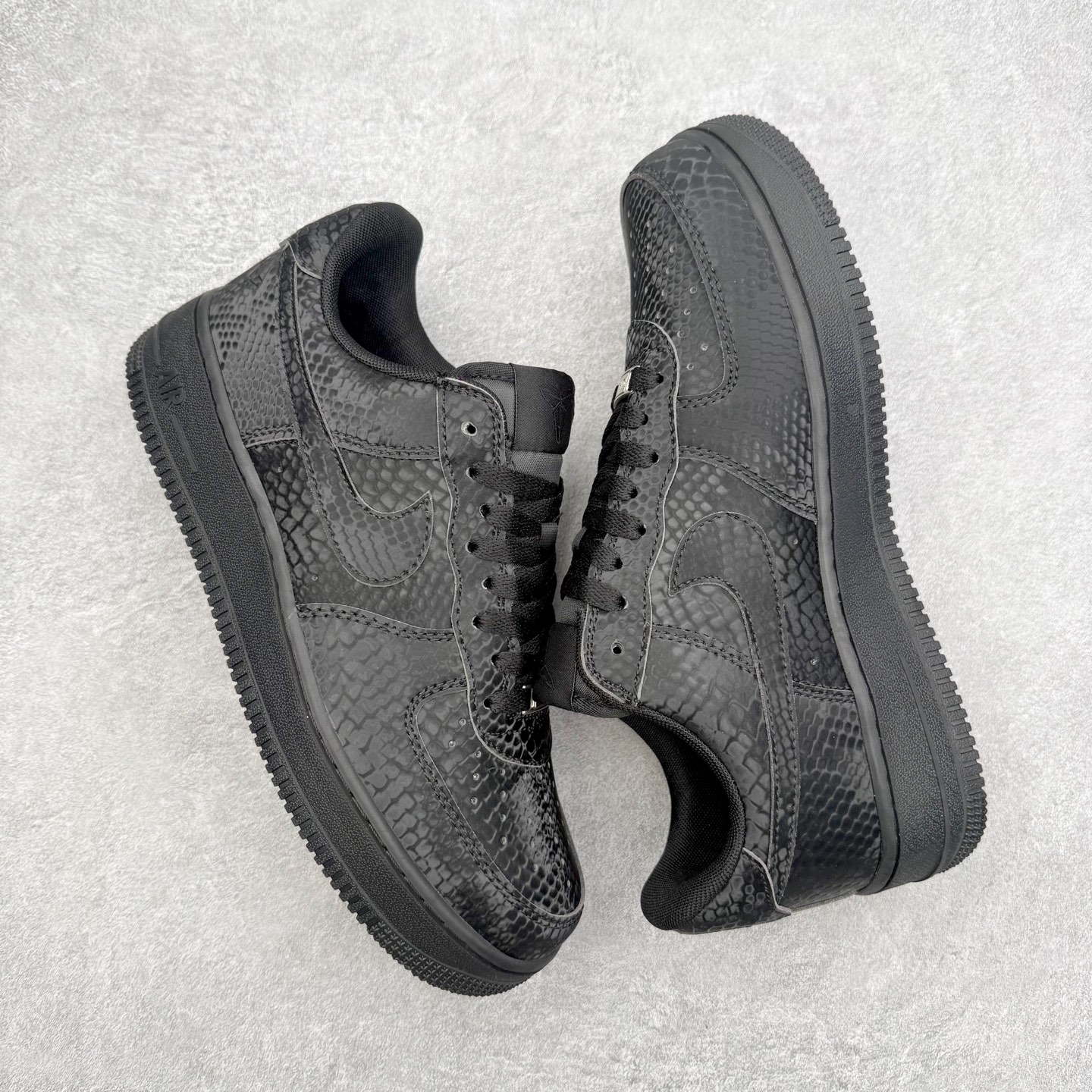 图片[3]-＃XT纯原 NK Air Force 1 Low 空军一号时尚舒适防滑耐磨低帮板鞋 IB0018-001 顶级批次 2022全新楦头鞋型 鱼鳞大底 历时开发三个月 清洁度完美 二维码鞋标 内置芯片及solo气垫 大底高度及其弧度依照正品 钢印 logo刺绣 鞋口弧度 鞋头长度 鞋面冲孔 鞋垫背胶及钢印 完美鞋型对比正品 每一处都是细节满满 柔软、弹性十足的缓震性能和出色的中底设计 横跨复古与现代的外型结合 造就出风靡全球 三十多年的Force 1 直到今天还深受青睐 实拍调校N版已经零色差零失真 百分百还原实物色彩所见即所得 不存在货不对板色差等低级问题 选购参考实物拍摄 不混卖不参货 只用心做好货严格选品 承诺混一赔十 尺码：36 36.5 37.5 38 38.5 39 40 40.5 41 42 42.5 43 44 44.5 45-选品中心