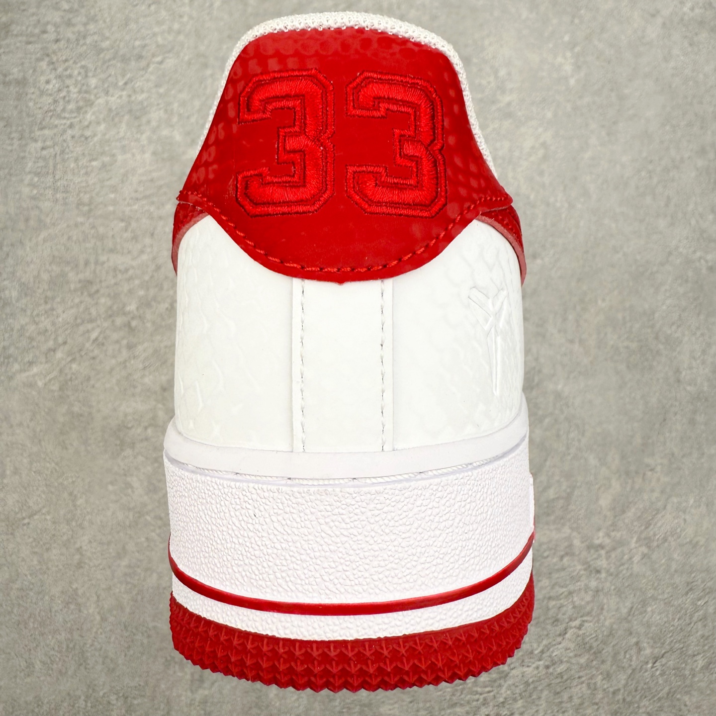 图片[8]-＃XT纯原 NK Air Force 1 Low 空军一号时尚舒适防滑耐磨低帮板鞋 IB0018-101 顶级批次 2022全新楦头鞋型 鱼鳞大底 历时开发三个月 清洁度完美 二维码鞋标 内置芯片及solo气垫 大底高度及其弧度依照正品 钢印 logo刺绣 鞋口弧度 鞋头长度 鞋面冲孔 鞋垫背胶及钢印 完美鞋型对比正品 每一处都是细节满满 柔软、弹性十足的缓震性能和出色的中底设计 横跨复古与现代的外型结合 造就出风靡全球 三十多年的Force 1 直到今天还深受青睐 实拍调校N版已经零色差零失真 百分百还原实物色彩所见即所得 不存在货不对板色差等低级问题 选购参考实物拍摄 不混卖不参货 只用心做好货严格选品 承诺混一赔十 尺码：36 36.5 37.5 38 38.5 39 40 40.5 41 42 42.5 43 44 44.5 45-选品中心