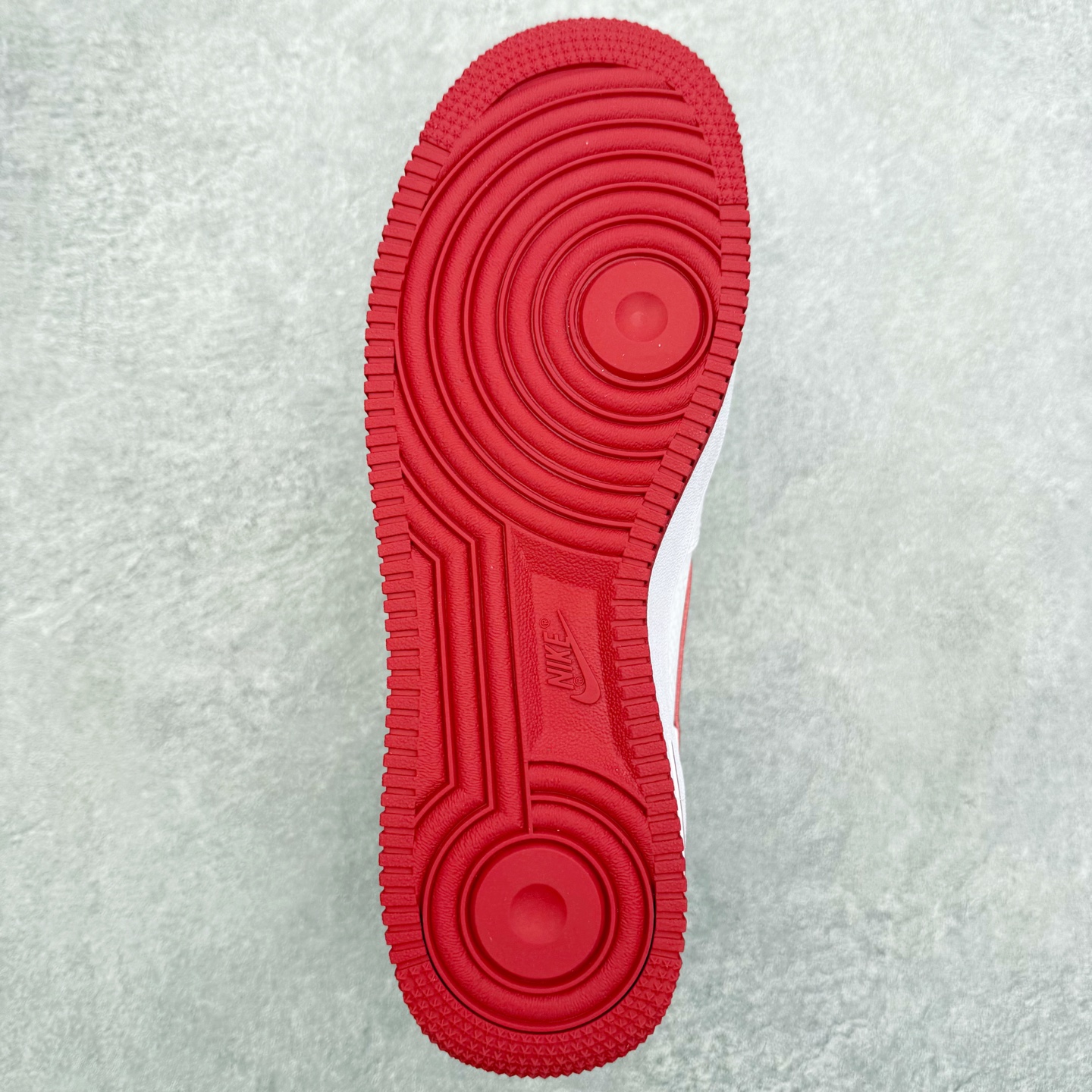 图片[9]-＃XT纯原 NK Air Force 1 Low 空军一号时尚舒适防滑耐磨低帮板鞋 IB0018-101 顶级批次 2022全新楦头鞋型 鱼鳞大底 历时开发三个月 清洁度完美 二维码鞋标 内置芯片及solo气垫 大底高度及其弧度依照正品 钢印 logo刺绣 鞋口弧度 鞋头长度 鞋面冲孔 鞋垫背胶及钢印 完美鞋型对比正品 每一处都是细节满满 柔软、弹性十足的缓震性能和出色的中底设计 横跨复古与现代的外型结合 造就出风靡全球 三十多年的Force 1 直到今天还深受青睐 实拍调校N版已经零色差零失真 百分百还原实物色彩所见即所得 不存在货不对板色差等低级问题 选购参考实物拍摄 不混卖不参货 只用心做好货严格选品 承诺混一赔十 尺码：36 36.5 37.5 38 38.5 39 40 40.5 41 42 42.5 43 44 44.5 45-选品中心