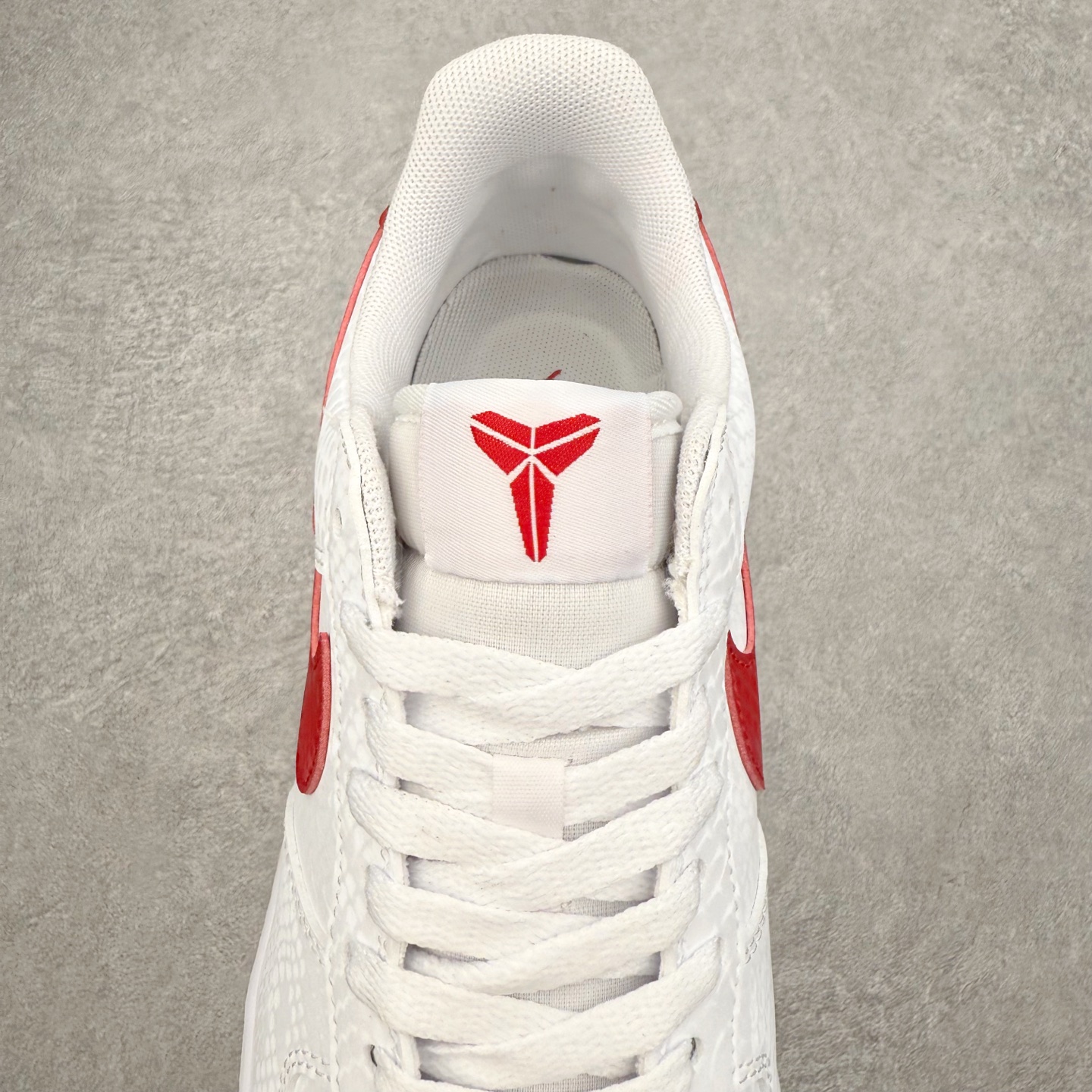 图片[5]-＃XT纯原 NK Air Force 1 Low 空军一号时尚舒适防滑耐磨低帮板鞋 IB0018-101 顶级批次 2022全新楦头鞋型 鱼鳞大底 历时开发三个月 清洁度完美 二维码鞋标 内置芯片及solo气垫 大底高度及其弧度依照正品 钢印 logo刺绣 鞋口弧度 鞋头长度 鞋面冲孔 鞋垫背胶及钢印 完美鞋型对比正品 每一处都是细节满满 柔软、弹性十足的缓震性能和出色的中底设计 横跨复古与现代的外型结合 造就出风靡全球 三十多年的Force 1 直到今天还深受青睐 实拍调校N版已经零色差零失真 百分百还原实物色彩所见即所得 不存在货不对板色差等低级问题 选购参考实物拍摄 不混卖不参货 只用心做好货严格选品 承诺混一赔十 尺码：36 36.5 37.5 38 38.5 39 40 40.5 41 42 42.5 43 44 44.5 45-选品中心