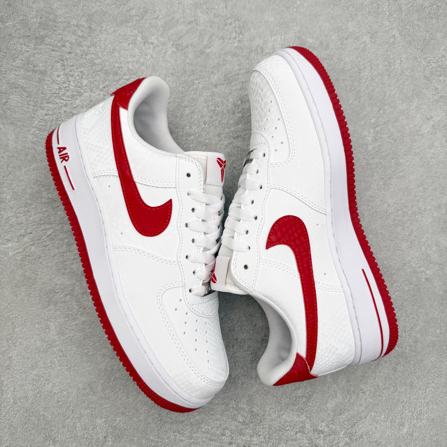 图片[3]-＃XT纯原 NK Air Force 1 Low 空军一号时尚舒适防滑耐磨低帮板鞋 IB0018-101 顶级批次 2022全新楦头鞋型 鱼鳞大底 历时开发三个月 清洁度完美 二维码鞋标 内置芯片及solo气垫 大底高度及其弧度依照正品 钢印 logo刺绣 鞋口弧度 鞋头长度 鞋面冲孔 鞋垫背胶及钢印 完美鞋型对比正品 每一处都是细节满满 柔软、弹性十足的缓震性能和出色的中底设计 横跨复古与现代的外型结合 造就出风靡全球 三十多年的Force 1 直到今天还深受青睐 实拍调校N版已经零色差零失真 百分百还原实物色彩所见即所得 不存在货不对板色差等低级问题 选购参考实物拍摄 不混卖不参货 只用心做好货严格选品 承诺混一赔十 尺码：36 36.5 37.5 38 38.5 39 40 40.5 41 42 42.5 43 44 44.5 45-选品中心