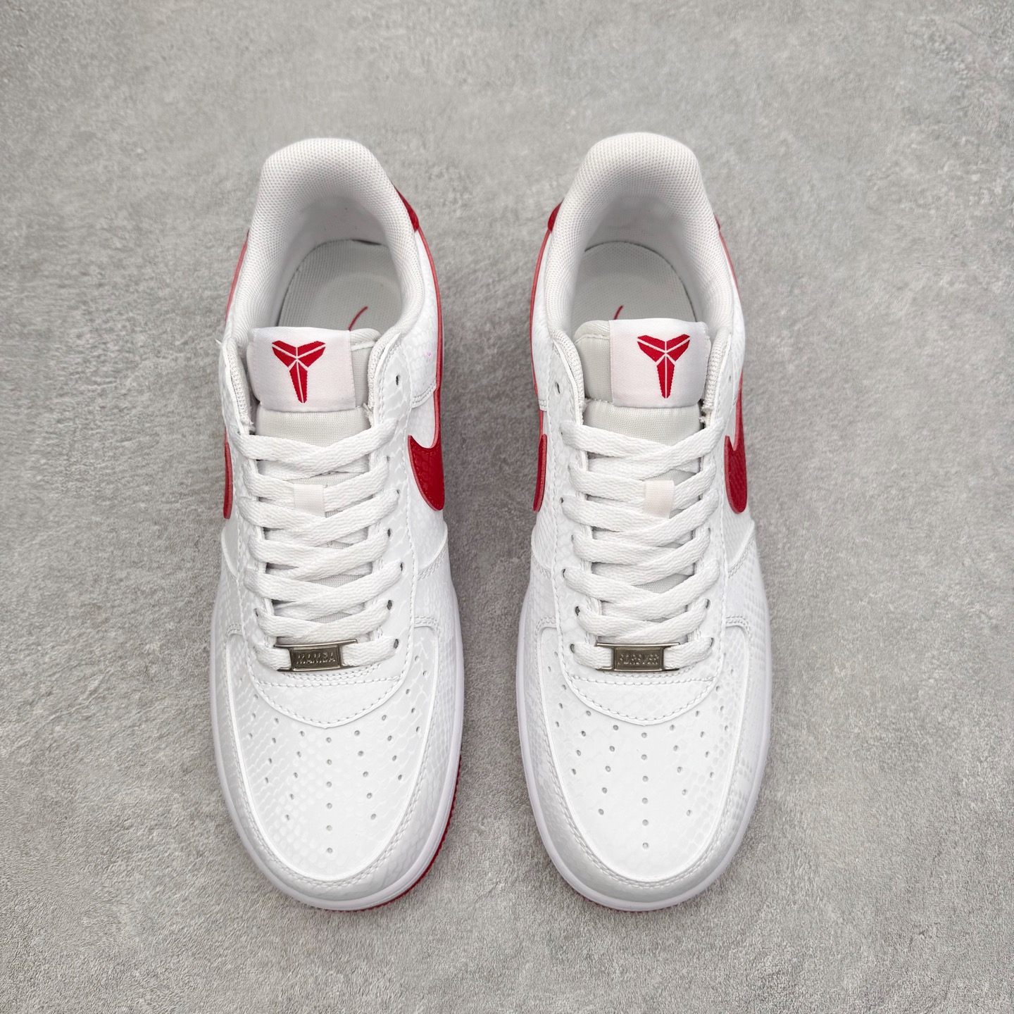 图片[2]-＃XT纯原 NK Air Force 1 Low 空军一号时尚舒适防滑耐磨低帮板鞋 IB0018-101 顶级批次 2022全新楦头鞋型 鱼鳞大底 历时开发三个月 清洁度完美 二维码鞋标 内置芯片及solo气垫 大底高度及其弧度依照正品 钢印 logo刺绣 鞋口弧度 鞋头长度 鞋面冲孔 鞋垫背胶及钢印 完美鞋型对比正品 每一处都是细节满满 柔软、弹性十足的缓震性能和出色的中底设计 横跨复古与现代的外型结合 造就出风靡全球 三十多年的Force 1 直到今天还深受青睐 实拍调校N版已经零色差零失真 百分百还原实物色彩所见即所得 不存在货不对板色差等低级问题 选购参考实物拍摄 不混卖不参货 只用心做好货严格选品 承诺混一赔十 尺码：36 36.5 37.5 38 38.5 39 40 40.5 41 42 42.5 43 44 44.5 45-选品中心