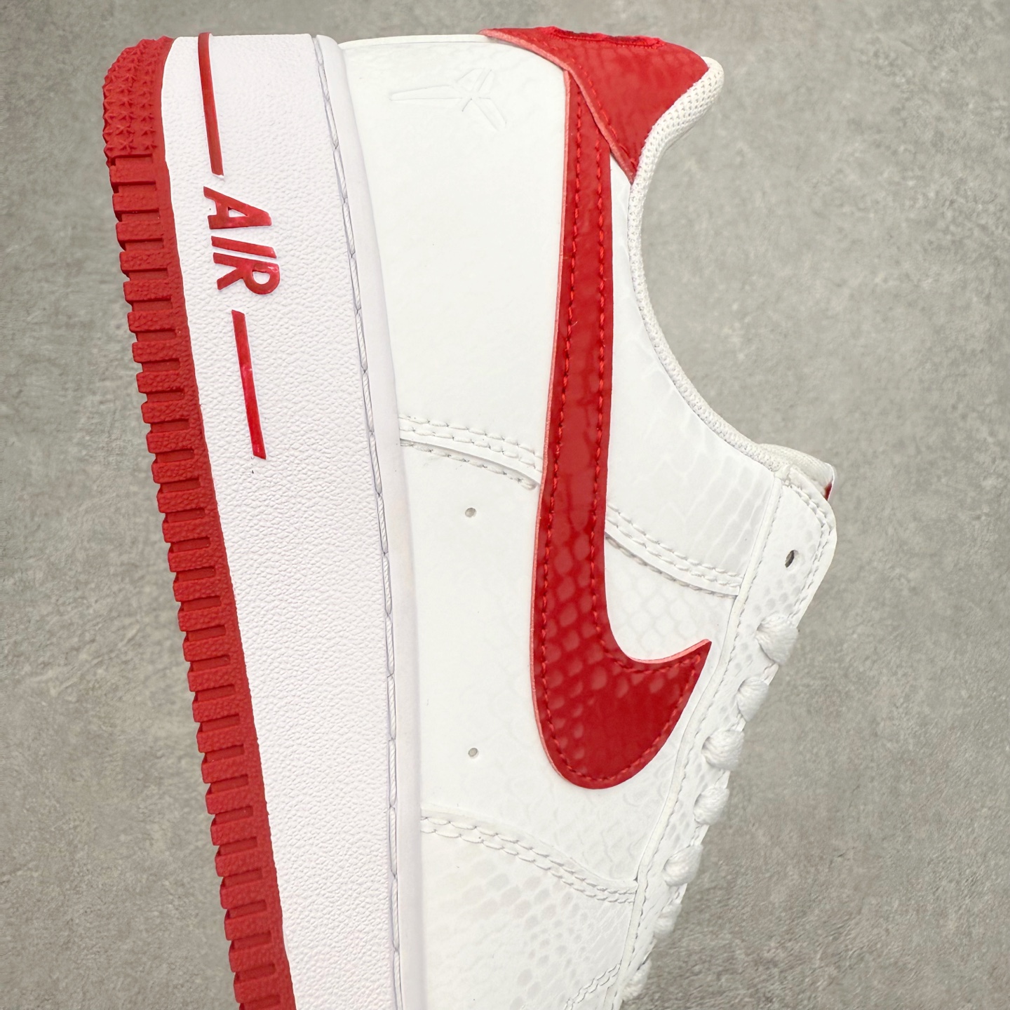 图片[6]-＃XT纯原 NK Air Force 1 Low 空军一号时尚舒适防滑耐磨低帮板鞋 IB0018-101 顶级批次 2022全新楦头鞋型 鱼鳞大底 历时开发三个月 清洁度完美 二维码鞋标 内置芯片及solo气垫 大底高度及其弧度依照正品 钢印 logo刺绣 鞋口弧度 鞋头长度 鞋面冲孔 鞋垫背胶及钢印 完美鞋型对比正品 每一处都是细节满满 柔软、弹性十足的缓震性能和出色的中底设计 横跨复古与现代的外型结合 造就出风靡全球 三十多年的Force 1 直到今天还深受青睐 实拍调校N版已经零色差零失真 百分百还原实物色彩所见即所得 不存在货不对板色差等低级问题 选购参考实物拍摄 不混卖不参货 只用心做好货严格选品 承诺混一赔十 尺码：36 36.5 37.5 38 38.5 39 40 40.5 41 42 42.5 43 44 44.5 45-选品中心