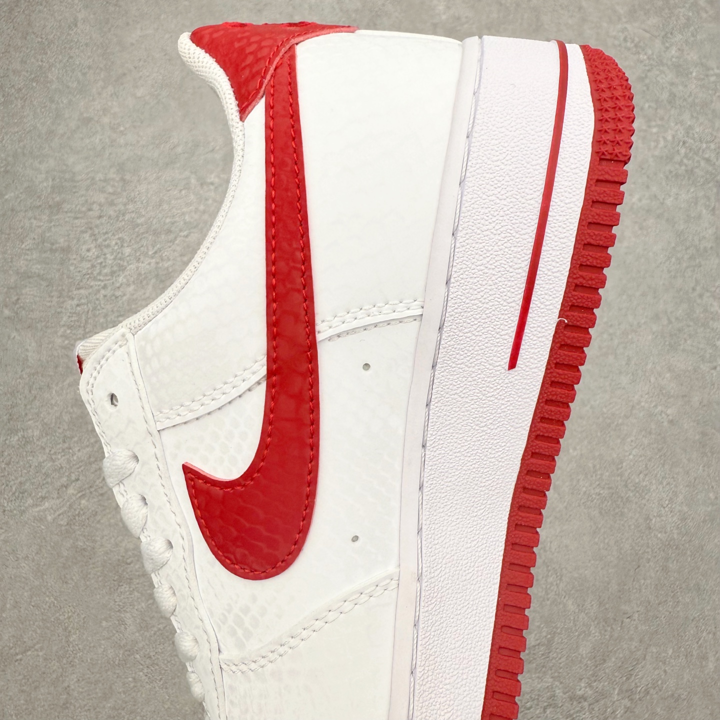 图片[7]-＃XT纯原 NK Air Force 1 Low 空军一号时尚舒适防滑耐磨低帮板鞋 IB0018-101 顶级批次 2022全新楦头鞋型 鱼鳞大底 历时开发三个月 清洁度完美 二维码鞋标 内置芯片及solo气垫 大底高度及其弧度依照正品 钢印 logo刺绣 鞋口弧度 鞋头长度 鞋面冲孔 鞋垫背胶及钢印 完美鞋型对比正品 每一处都是细节满满 柔软、弹性十足的缓震性能和出色的中底设计 横跨复古与现代的外型结合 造就出风靡全球 三十多年的Force 1 直到今天还深受青睐 实拍调校N版已经零色差零失真 百分百还原实物色彩所见即所得 不存在货不对板色差等低级问题 选购参考实物拍摄 不混卖不参货 只用心做好货严格选品 承诺混一赔十 尺码：36 36.5 37.5 38 38.5 39 40 40.5 41 42 42.5 43 44 44.5 45-选品中心