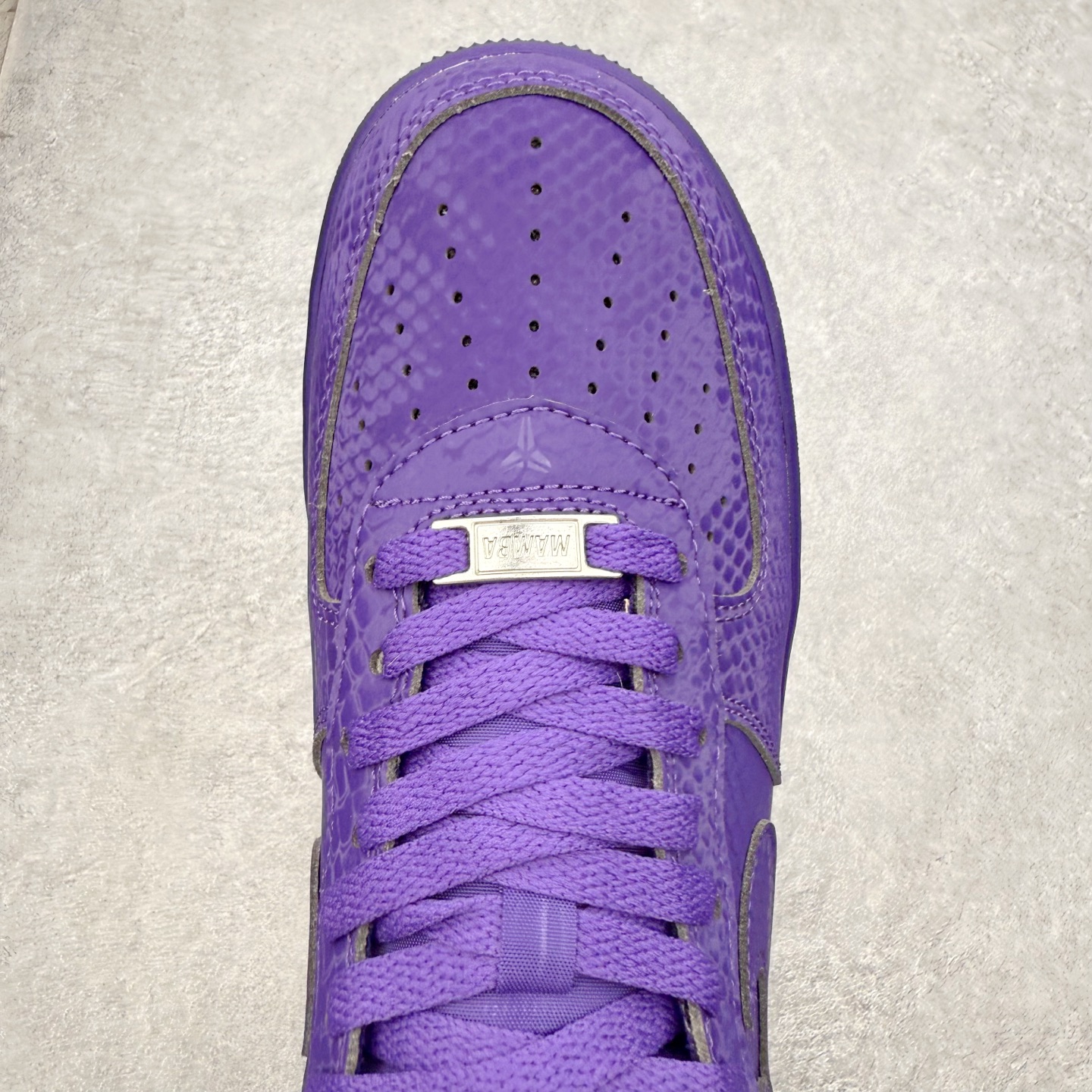 图片[4]-＃XT纯原 NK Air Force 1 Low 空军一号时尚舒适防滑耐磨低帮板鞋 IB0018-500 顶级批次 2022全新楦头鞋型 鱼鳞大底 历时开发三个月 清洁度完美 二维码鞋标 内置芯片及solo气垫 大底高度及其弧度依照正品 钢印 logo刺绣 鞋口弧度 鞋头长度 鞋面冲孔 鞋垫背胶及钢印 完美鞋型对比正品 每一处都是细节满满 柔软、弹性十足的缓震性能和出色的中底设计 横跨复古与现代的外型结合 造就出风靡全球 三十多年的Force 1 直到今天还深受青睐 实拍调校N版已经零色差零失真 百分百还原实物色彩所见即所得 不存在货不对板色差等低级问题 选购参考实物拍摄 不混卖不参货 只用心做好货严格选品 承诺混一赔十 尺码：36 36.5 37.5 38 38.5 39 40 40.5 41 42 42.5 43 44 44.5 45-选品中心