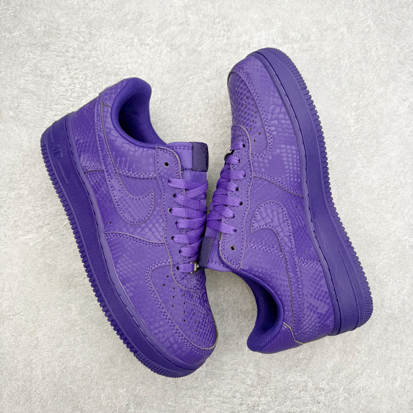 图片[3]-＃XT纯原 NK Air Force 1 Low 空军一号时尚舒适防滑耐磨低帮板鞋 IB0018-500 顶级批次 2022全新楦头鞋型 鱼鳞大底 历时开发三个月 清洁度完美 二维码鞋标 内置芯片及solo气垫 大底高度及其弧度依照正品 钢印 logo刺绣 鞋口弧度 鞋头长度 鞋面冲孔 鞋垫背胶及钢印 完美鞋型对比正品 每一处都是细节满满 柔软、弹性十足的缓震性能和出色的中底设计 横跨复古与现代的外型结合 造就出风靡全球 三十多年的Force 1 直到今天还深受青睐 实拍调校N版已经零色差零失真 百分百还原实物色彩所见即所得 不存在货不对板色差等低级问题 选购参考实物拍摄 不混卖不参货 只用心做好货严格选品 承诺混一赔十 尺码：36 36.5 37.5 38 38.5 39 40 40.5 41 42 42.5 43 44 44.5 45-选品中心