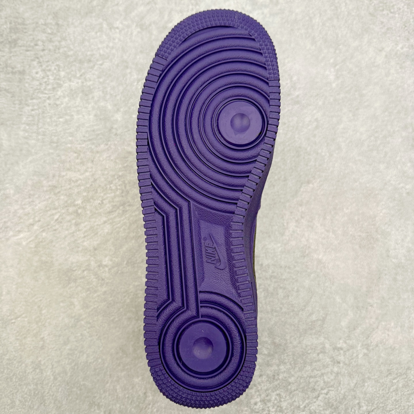 图片[9]-＃XT纯原 NK Air Force 1 Low 空军一号时尚舒适防滑耐磨低帮板鞋 IB0018-500 顶级批次 2022全新楦头鞋型 鱼鳞大底 历时开发三个月 清洁度完美 二维码鞋标 内置芯片及solo气垫 大底高度及其弧度依照正品 钢印 logo刺绣 鞋口弧度 鞋头长度 鞋面冲孔 鞋垫背胶及钢印 完美鞋型对比正品 每一处都是细节满满 柔软、弹性十足的缓震性能和出色的中底设计 横跨复古与现代的外型结合 造就出风靡全球 三十多年的Force 1 直到今天还深受青睐 实拍调校N版已经零色差零失真 百分百还原实物色彩所见即所得 不存在货不对板色差等低级问题 选购参考实物拍摄 不混卖不参货 只用心做好货严格选品 承诺混一赔十 尺码：36 36.5 37.5 38 38.5 39 40 40.5 41 42 42.5 43 44 44.5 45-选品中心