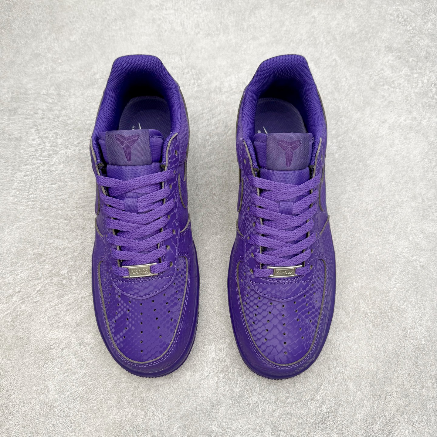 图片[2]-＃XT纯原 NK Air Force 1 Low 空军一号时尚舒适防滑耐磨低帮板鞋 IB0018-500 顶级批次 2022全新楦头鞋型 鱼鳞大底 历时开发三个月 清洁度完美 二维码鞋标 内置芯片及solo气垫 大底高度及其弧度依照正品 钢印 logo刺绣 鞋口弧度 鞋头长度 鞋面冲孔 鞋垫背胶及钢印 完美鞋型对比正品 每一处都是细节满满 柔软、弹性十足的缓震性能和出色的中底设计 横跨复古与现代的外型结合 造就出风靡全球 三十多年的Force 1 直到今天还深受青睐 实拍调校N版已经零色差零失真 百分百还原实物色彩所见即所得 不存在货不对板色差等低级问题 选购参考实物拍摄 不混卖不参货 只用心做好货严格选品 承诺混一赔十 尺码：36 36.5 37.5 38 38.5 39 40 40.5 41 42 42.5 43 44 44.5 45-选品中心