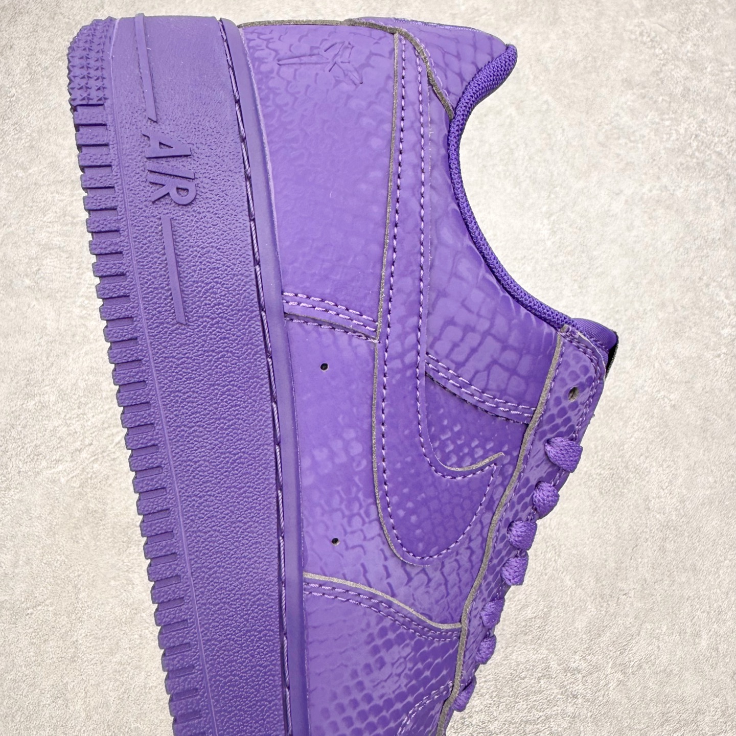 图片[6]-＃XT纯原 NK Air Force 1 Low 空军一号时尚舒适防滑耐磨低帮板鞋 IB0018-500 顶级批次 2022全新楦头鞋型 鱼鳞大底 历时开发三个月 清洁度完美 二维码鞋标 内置芯片及solo气垫 大底高度及其弧度依照正品 钢印 logo刺绣 鞋口弧度 鞋头长度 鞋面冲孔 鞋垫背胶及钢印 完美鞋型对比正品 每一处都是细节满满 柔软、弹性十足的缓震性能和出色的中底设计 横跨复古与现代的外型结合 造就出风靡全球 三十多年的Force 1 直到今天还深受青睐 实拍调校N版已经零色差零失真 百分百还原实物色彩所见即所得 不存在货不对板色差等低级问题 选购参考实物拍摄 不混卖不参货 只用心做好货严格选品 承诺混一赔十 尺码：36 36.5 37.5 38 38.5 39 40 40.5 41 42 42.5 43 44 44.5 45-选品中心