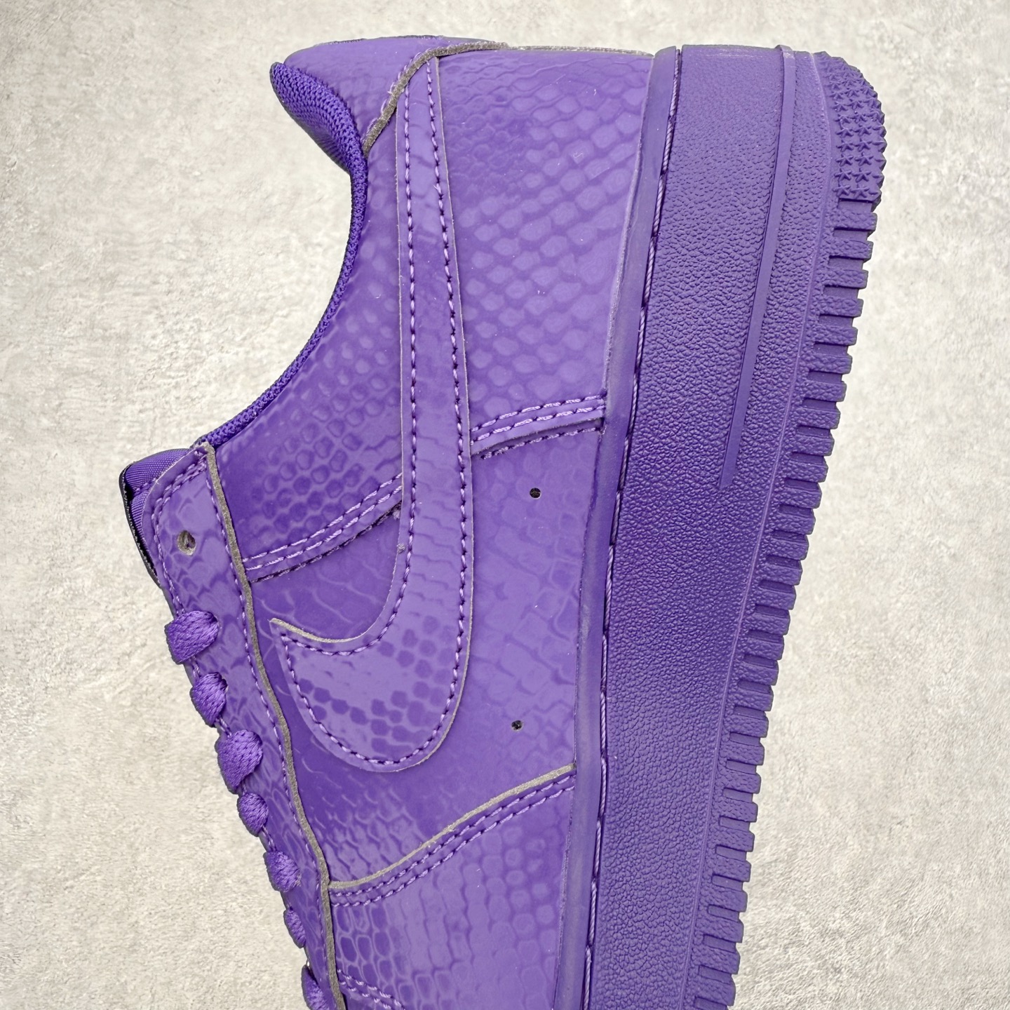 图片[7]-＃XT纯原 NK Air Force 1 Low 空军一号时尚舒适防滑耐磨低帮板鞋 IB0018-500 顶级批次 2022全新楦头鞋型 鱼鳞大底 历时开发三个月 清洁度完美 二维码鞋标 内置芯片及solo气垫 大底高度及其弧度依照正品 钢印 logo刺绣 鞋口弧度 鞋头长度 鞋面冲孔 鞋垫背胶及钢印 完美鞋型对比正品 每一处都是细节满满 柔软、弹性十足的缓震性能和出色的中底设计 横跨复古与现代的外型结合 造就出风靡全球 三十多年的Force 1 直到今天还深受青睐 实拍调校N版已经零色差零失真 百分百还原实物色彩所见即所得 不存在货不对板色差等低级问题 选购参考实物拍摄 不混卖不参货 只用心做好货严格选品 承诺混一赔十 尺码：36 36.5 37.5 38 38.5 39 40 40.5 41 42 42.5 43 44 44.5 45-选品中心