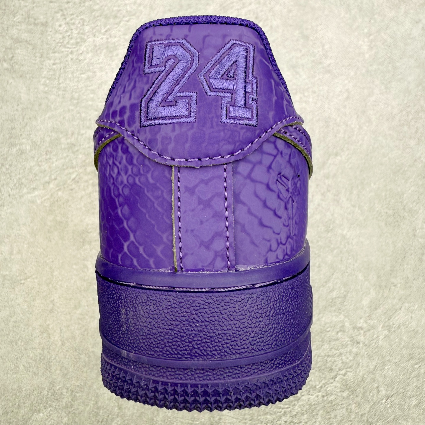 图片[8]-＃XT纯原 NK Air Force 1 Low 空军一号时尚舒适防滑耐磨低帮板鞋 IB0018-500 顶级批次 2022全新楦头鞋型 鱼鳞大底 历时开发三个月 清洁度完美 二维码鞋标 内置芯片及solo气垫 大底高度及其弧度依照正品 钢印 logo刺绣 鞋口弧度 鞋头长度 鞋面冲孔 鞋垫背胶及钢印 完美鞋型对比正品 每一处都是细节满满 柔软、弹性十足的缓震性能和出色的中底设计 横跨复古与现代的外型结合 造就出风靡全球 三十多年的Force 1 直到今天还深受青睐 实拍调校N版已经零色差零失真 百分百还原实物色彩所见即所得 不存在货不对板色差等低级问题 选购参考实物拍摄 不混卖不参货 只用心做好货严格选品 承诺混一赔十 尺码：36 36.5 37.5 38 38.5 39 40 40.5 41 42 42.5 43 44 44.5 45-选品中心