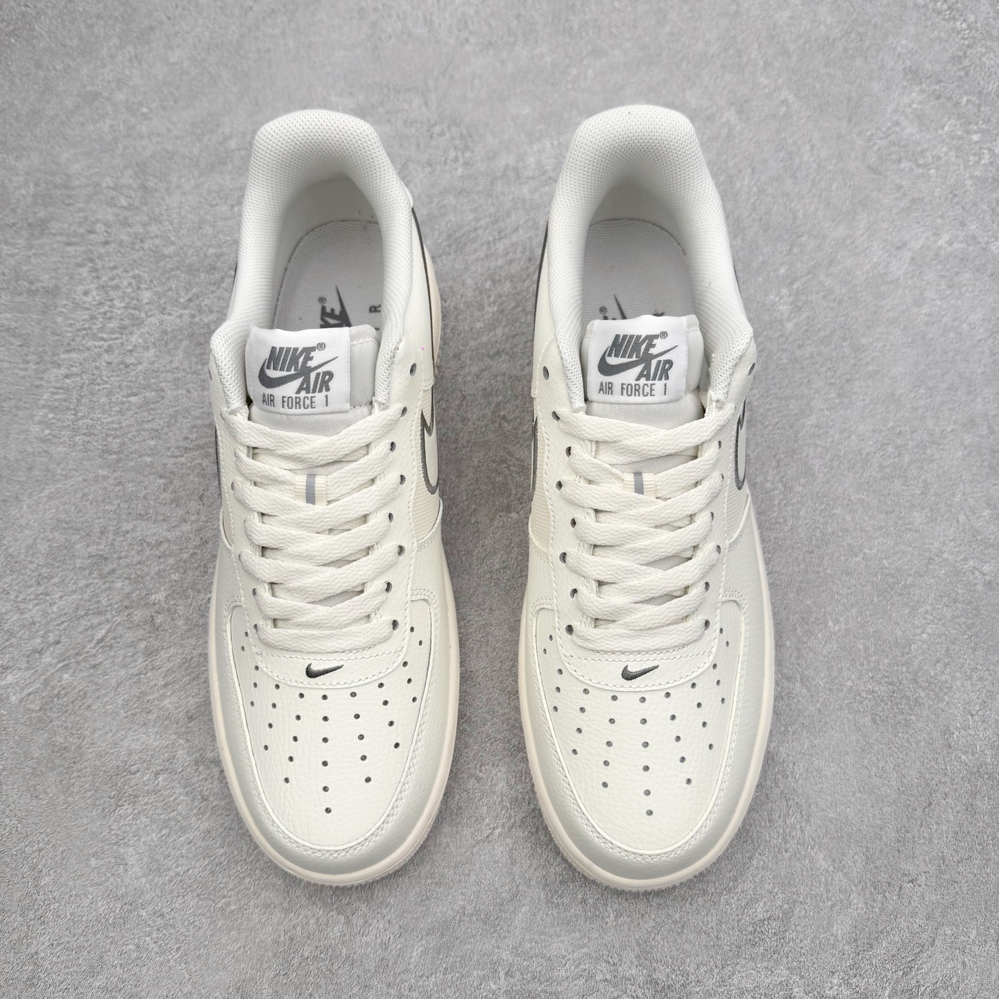 图片[2]-＃XT纯原 NK Air Force 1 Low 空军一号时尚舒适防滑耐磨低帮板鞋 IB7677-101 顶级批次 2022全新楦头鞋型 鱼鳞大底 历时开发三个月 清洁度完美 二维码鞋标 内置芯片及solo气垫 大底高度及其弧度依照正品 钢印 logo刺绣 鞋口弧度 鞋头长度 鞋面冲孔 鞋垫背胶及钢印 完美鞋型对比正品 每一处都是细节满满 柔软、弹性十足的缓震性能和出色的中底设计 横跨复古与现代的外型结合 造就出风靡全球 三十多年的Force 1 直到今天还深受青睐 实拍调校N版已经零色差零失真 百分百还原实物色彩所见即所得 不存在货不对板色差等低级问题 选购参考实物拍摄 不混卖不参货 只用心做好货严格选品 承诺混一赔十 尺码：36 36.5 37.5 38 38.5 39 40 40.5 41 42 42.5 43 44 44.5 45-选品中心