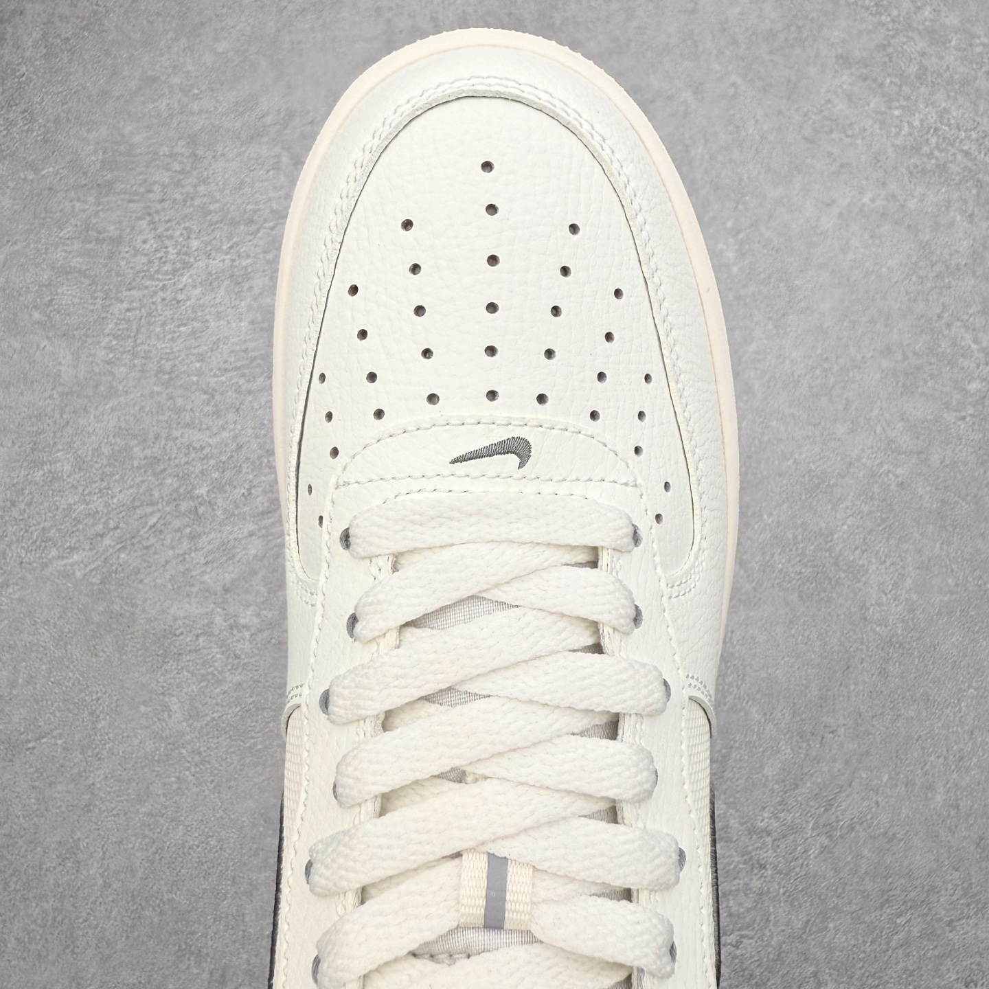 图片[5]-＃XT纯原 NK Air Force 1 Low 空军一号时尚舒适防滑耐磨低帮板鞋 IB7677-101 顶级批次 2022全新楦头鞋型 鱼鳞大底 历时开发三个月 清洁度完美 二维码鞋标 内置芯片及solo气垫 大底高度及其弧度依照正品 钢印 logo刺绣 鞋口弧度 鞋头长度 鞋面冲孔 鞋垫背胶及钢印 完美鞋型对比正品 每一处都是细节满满 柔软、弹性十足的缓震性能和出色的中底设计 横跨复古与现代的外型结合 造就出风靡全球 三十多年的Force 1 直到今天还深受青睐 实拍调校N版已经零色差零失真 百分百还原实物色彩所见即所得 不存在货不对板色差等低级问题 选购参考实物拍摄 不混卖不参货 只用心做好货严格选品 承诺混一赔十 尺码：36 36.5 37.5 38 38.5 39 40 40.5 41 42 42.5 43 44 44.5 45-选品中心