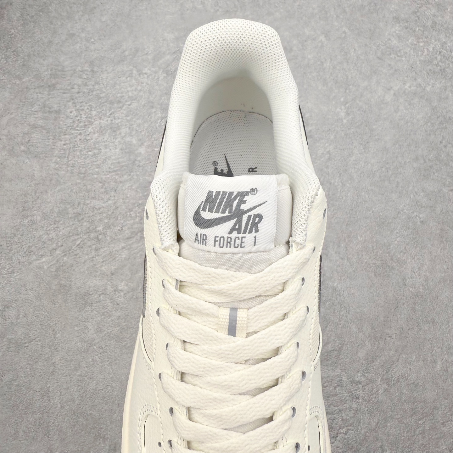 图片[4]-＃XT纯原 NK Air Force 1 Low 空军一号时尚舒适防滑耐磨低帮板鞋 IB7677-101 顶级批次 2022全新楦头鞋型 鱼鳞大底 历时开发三个月 清洁度完美 二维码鞋标 内置芯片及solo气垫 大底高度及其弧度依照正品 钢印 logo刺绣 鞋口弧度 鞋头长度 鞋面冲孔 鞋垫背胶及钢印 完美鞋型对比正品 每一处都是细节满满 柔软、弹性十足的缓震性能和出色的中底设计 横跨复古与现代的外型结合 造就出风靡全球 三十多年的Force 1 直到今天还深受青睐 实拍调校N版已经零色差零失真 百分百还原实物色彩所见即所得 不存在货不对板色差等低级问题 选购参考实物拍摄 不混卖不参货 只用心做好货严格选品 承诺混一赔十 尺码：36 36.5 37.5 38 38.5 39 40 40.5 41 42 42.5 43 44 44.5 45-选品中心