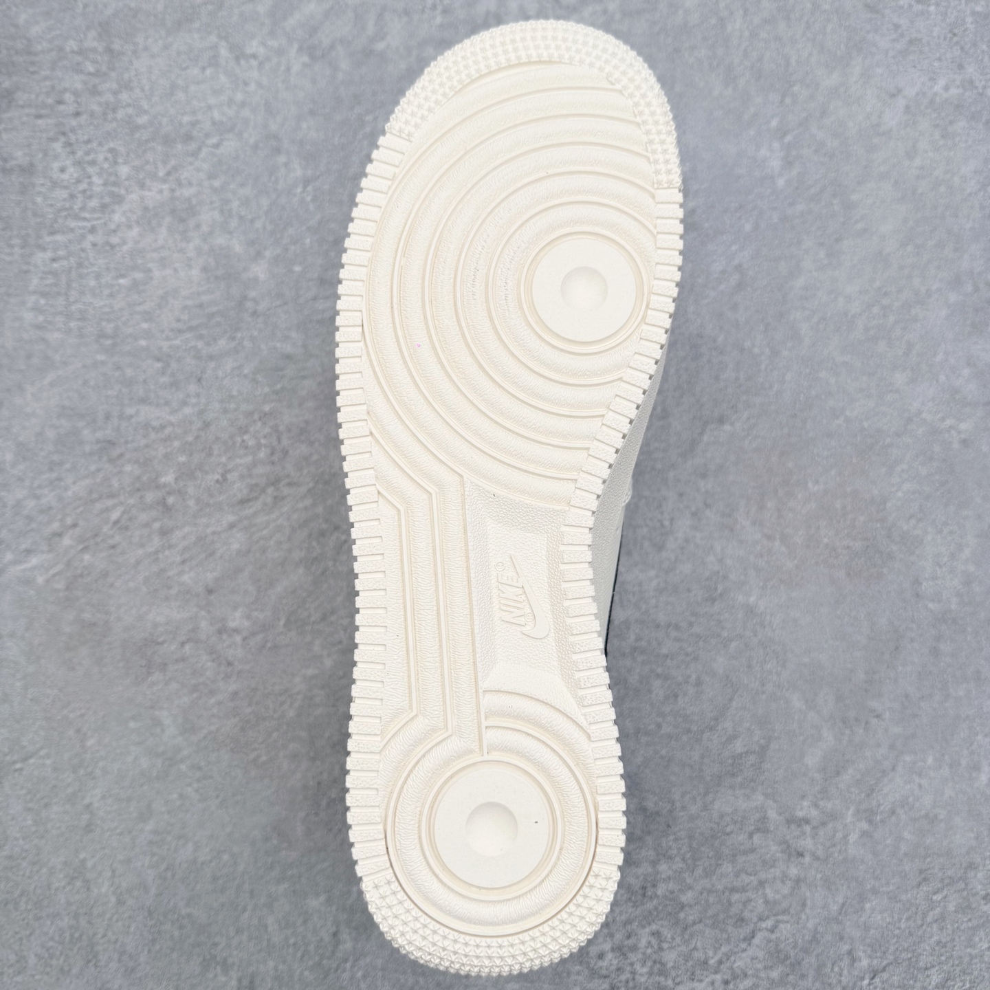 图片[9]-＃XT纯原 NK Air Force 1 Low 空军一号时尚舒适防滑耐磨低帮板鞋 IB7677-101 顶级批次 2022全新楦头鞋型 鱼鳞大底 历时开发三个月 清洁度完美 二维码鞋标 内置芯片及solo气垫 大底高度及其弧度依照正品 钢印 logo刺绣 鞋口弧度 鞋头长度 鞋面冲孔 鞋垫背胶及钢印 完美鞋型对比正品 每一处都是细节满满 柔软、弹性十足的缓震性能和出色的中底设计 横跨复古与现代的外型结合 造就出风靡全球 三十多年的Force 1 直到今天还深受青睐 实拍调校N版已经零色差零失真 百分百还原实物色彩所见即所得 不存在货不对板色差等低级问题 选购参考实物拍摄 不混卖不参货 只用心做好货严格选品 承诺混一赔十 尺码：36 36.5 37.5 38 38.5 39 40 40.5 41 42 42.5 43 44 44.5 45-选品中心