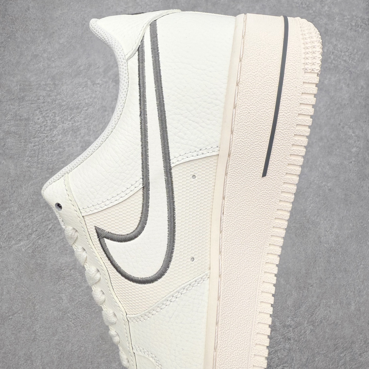 图片[7]-＃XT纯原 NK Air Force 1 Low 空军一号时尚舒适防滑耐磨低帮板鞋 IB7677-101 顶级批次 2022全新楦头鞋型 鱼鳞大底 历时开发三个月 清洁度完美 二维码鞋标 内置芯片及solo气垫 大底高度及其弧度依照正品 钢印 logo刺绣 鞋口弧度 鞋头长度 鞋面冲孔 鞋垫背胶及钢印 完美鞋型对比正品 每一处都是细节满满 柔软、弹性十足的缓震性能和出色的中底设计 横跨复古与现代的外型结合 造就出风靡全球 三十多年的Force 1 直到今天还深受青睐 实拍调校N版已经零色差零失真 百分百还原实物色彩所见即所得 不存在货不对板色差等低级问题 选购参考实物拍摄 不混卖不参货 只用心做好货严格选品 承诺混一赔十 尺码：36 36.5 37.5 38 38.5 39 40 40.5 41 42 42.5 43 44 44.5 45-选品中心