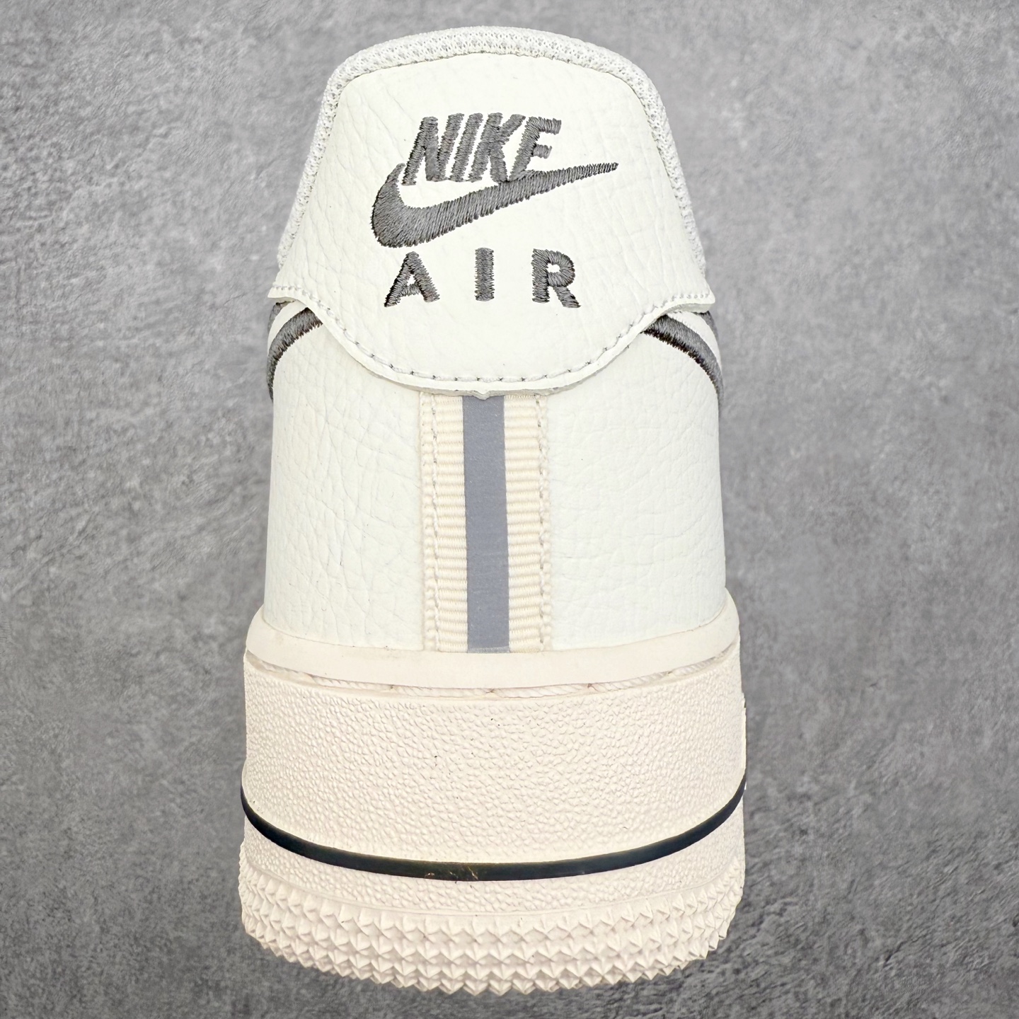 图片[8]-＃XT纯原 NK Air Force 1 Low 空军一号时尚舒适防滑耐磨低帮板鞋 IB7677-101 顶级批次 2022全新楦头鞋型 鱼鳞大底 历时开发三个月 清洁度完美 二维码鞋标 内置芯片及solo气垫 大底高度及其弧度依照正品 钢印 logo刺绣 鞋口弧度 鞋头长度 鞋面冲孔 鞋垫背胶及钢印 完美鞋型对比正品 每一处都是细节满满 柔软、弹性十足的缓震性能和出色的中底设计 横跨复古与现代的外型结合 造就出风靡全球 三十多年的Force 1 直到今天还深受青睐 实拍调校N版已经零色差零失真 百分百还原实物色彩所见即所得 不存在货不对板色差等低级问题 选购参考实物拍摄 不混卖不参货 只用心做好货严格选品 承诺混一赔十 尺码：36 36.5 37.5 38 38.5 39 40 40.5 41 42 42.5 43 44 44.5 45-选品中心