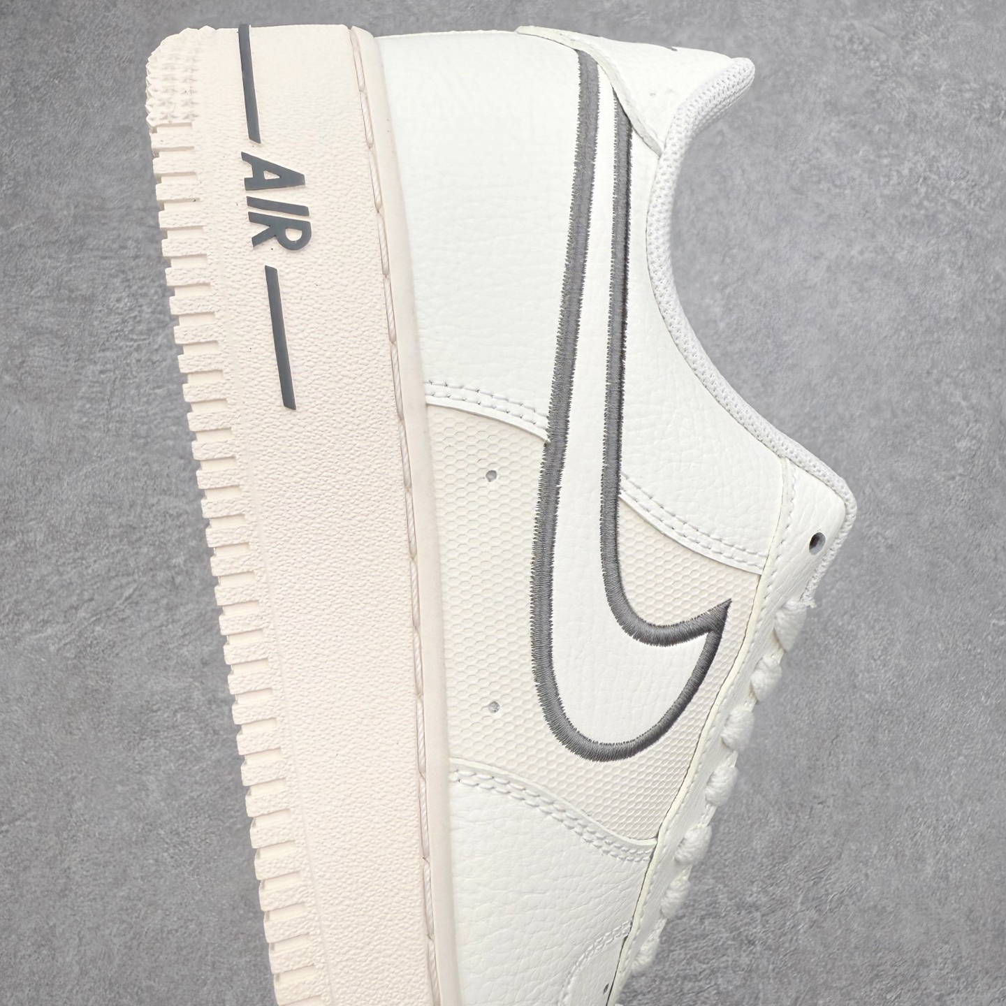 图片[6]-＃XT纯原 NK Air Force 1 Low 空军一号时尚舒适防滑耐磨低帮板鞋 IB7677-101 顶级批次 2022全新楦头鞋型 鱼鳞大底 历时开发三个月 清洁度完美 二维码鞋标 内置芯片及solo气垫 大底高度及其弧度依照正品 钢印 logo刺绣 鞋口弧度 鞋头长度 鞋面冲孔 鞋垫背胶及钢印 完美鞋型对比正品 每一处都是细节满满 柔软、弹性十足的缓震性能和出色的中底设计 横跨复古与现代的外型结合 造就出风靡全球 三十多年的Force 1 直到今天还深受青睐 实拍调校N版已经零色差零失真 百分百还原实物色彩所见即所得 不存在货不对板色差等低级问题 选购参考实物拍摄 不混卖不参货 只用心做好货严格选品 承诺混一赔十 尺码：36 36.5 37.5 38 38.5 39 40 40.5 41 42 42.5 43 44 44.5 45-选品中心