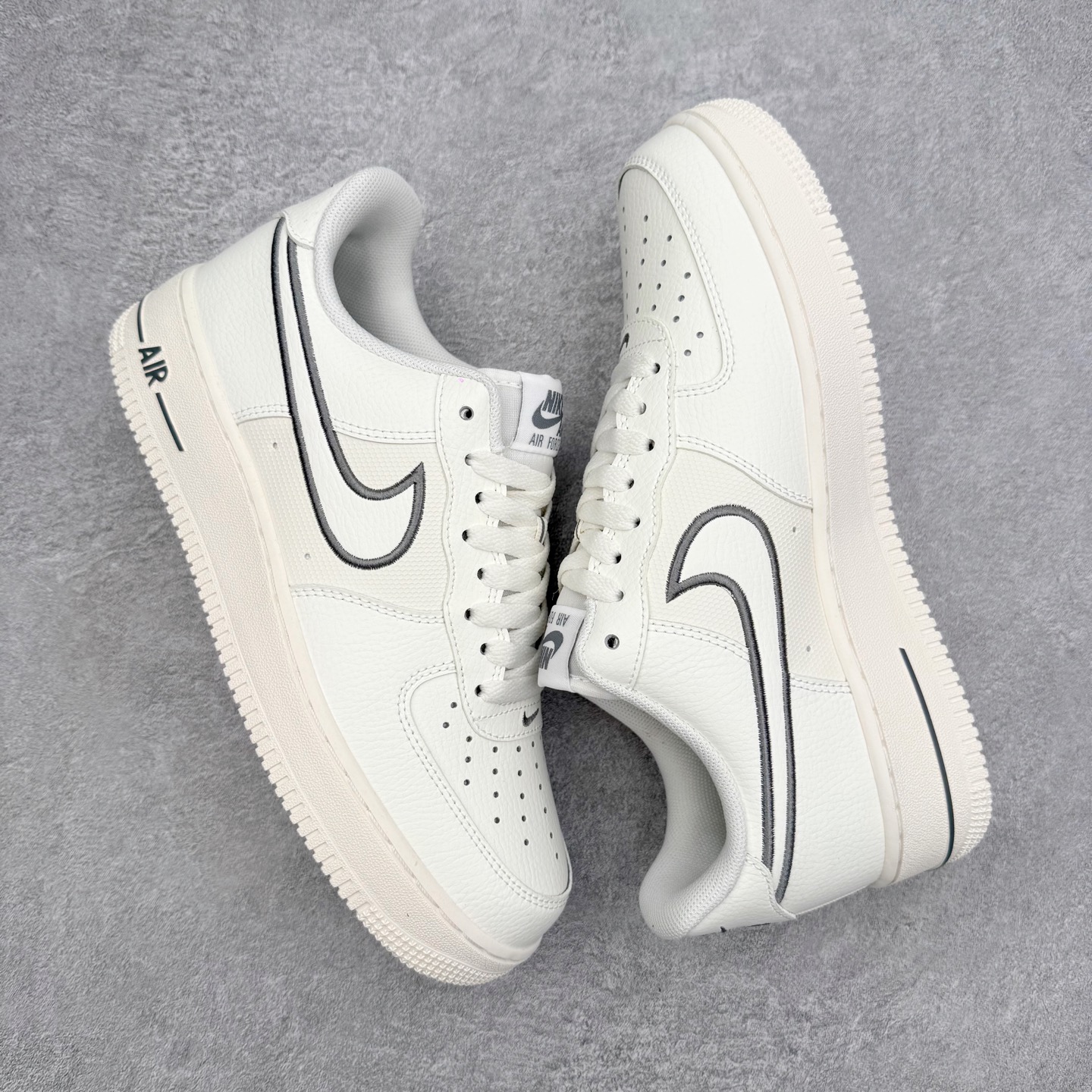 图片[3]-＃XT纯原 NK Air Force 1 Low 空军一号时尚舒适防滑耐磨低帮板鞋 IB7677-101 顶级批次 2022全新楦头鞋型 鱼鳞大底 历时开发三个月 清洁度完美 二维码鞋标 内置芯片及solo气垫 大底高度及其弧度依照正品 钢印 logo刺绣 鞋口弧度 鞋头长度 鞋面冲孔 鞋垫背胶及钢印 完美鞋型对比正品 每一处都是细节满满 柔软、弹性十足的缓震性能和出色的中底设计 横跨复古与现代的外型结合 造就出风靡全球 三十多年的Force 1 直到今天还深受青睐 实拍调校N版已经零色差零失真 百分百还原实物色彩所见即所得 不存在货不对板色差等低级问题 选购参考实物拍摄 不混卖不参货 只用心做好货严格选品 承诺混一赔十 尺码：36 36.5 37.5 38 38.5 39 40 40.5 41 42 42.5 43 44 44.5 45-选品中心