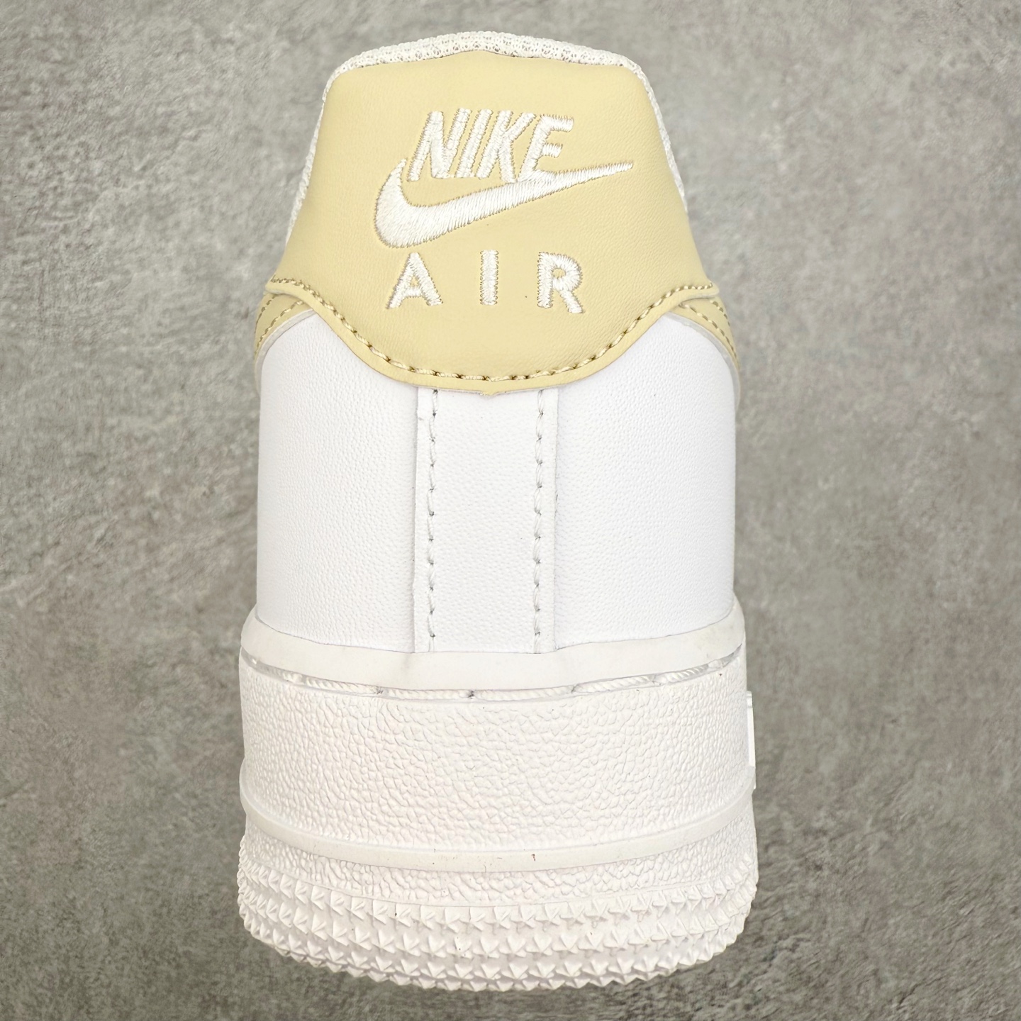 图片[8]-＃XT纯原 NK Air Force 1 Low 空军一号时尚舒适防滑耐磨低帮板鞋 FJ4146-120 顶级批次 2022全新楦头鞋型 鱼鳞大底 历时开发三个月 清洁度完美 二维码鞋标 内置芯片及solo气垫 大底高度及其弧度依照正品 钢印 logo刺绣 鞋口弧度 鞋头长度 鞋面冲孔 鞋垫背胶及钢印 完美鞋型对比正品 每一处都是细节满满 柔软、弹性十足的缓震性能和出色的中底设计 横跨复古与现代的外型结合 造就出风靡全球 三十多年的Force 1 直到今天还深受青睐 实拍调校N版已经零色差零失真 百分百还原实物色彩所见即所得 不存在货不对板色差等低级问题 选购参考实物拍摄 不混卖不参货 只用心做好货严格选品 承诺混一赔十 尺码：36 36.5 37.5 38 38.5 39 40 40.5 41 42 42.5 43 44 44.5 45-选品中心