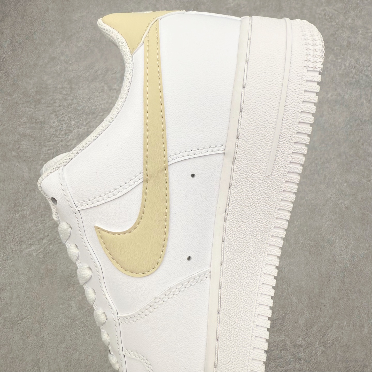 图片[7]-＃XT纯原 NK Air Force 1 Low 空军一号时尚舒适防滑耐磨低帮板鞋 FJ4146-120 顶级批次 2022全新楦头鞋型 鱼鳞大底 历时开发三个月 清洁度完美 二维码鞋标 内置芯片及solo气垫 大底高度及其弧度依照正品 钢印 logo刺绣 鞋口弧度 鞋头长度 鞋面冲孔 鞋垫背胶及钢印 完美鞋型对比正品 每一处都是细节满满 柔软、弹性十足的缓震性能和出色的中底设计 横跨复古与现代的外型结合 造就出风靡全球 三十多年的Force 1 直到今天还深受青睐 实拍调校N版已经零色差零失真 百分百还原实物色彩所见即所得 不存在货不对板色差等低级问题 选购参考实物拍摄 不混卖不参货 只用心做好货严格选品 承诺混一赔十 尺码：36 36.5 37.5 38 38.5 39 40 40.5 41 42 42.5 43 44 44.5 45-选品中心