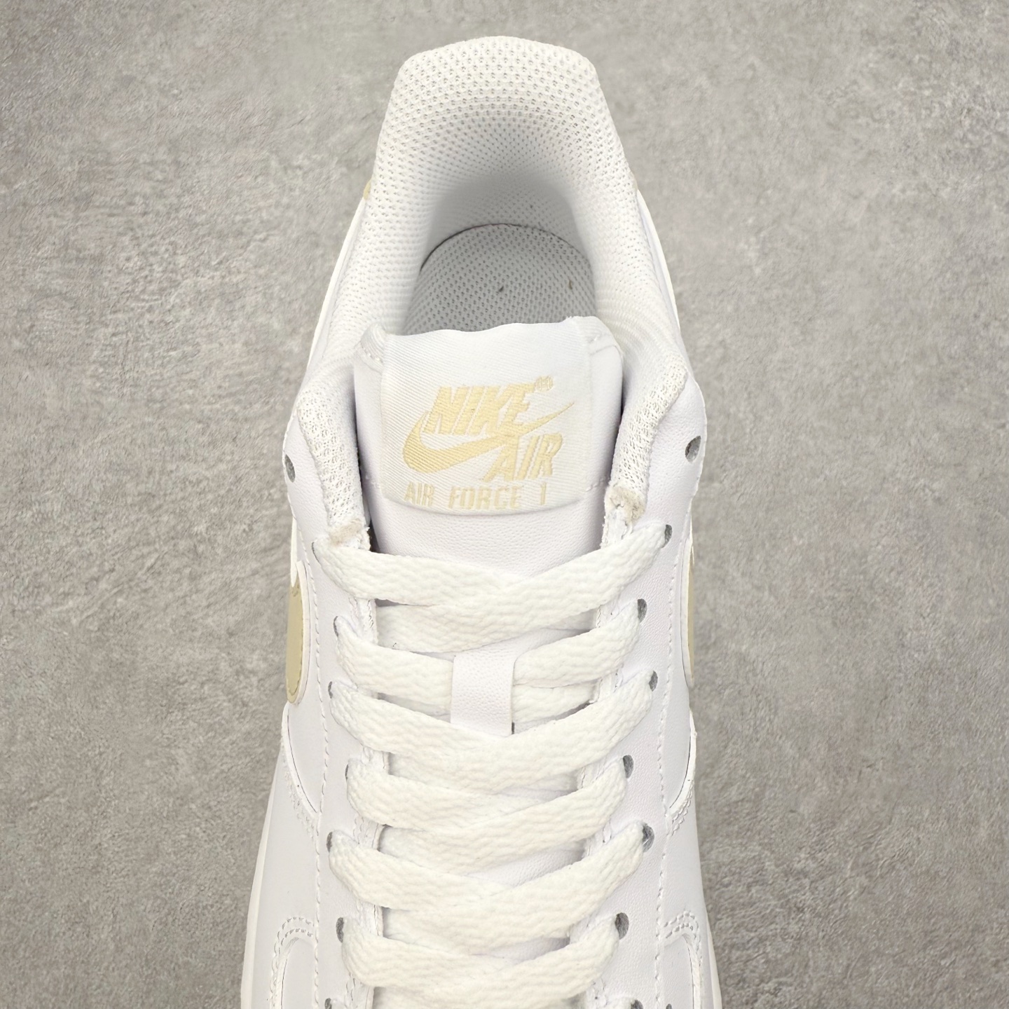 图片[5]-＃XT纯原 NK Air Force 1 Low 空军一号时尚舒适防滑耐磨低帮板鞋 FJ4146-120 顶级批次 2022全新楦头鞋型 鱼鳞大底 历时开发三个月 清洁度完美 二维码鞋标 内置芯片及solo气垫 大底高度及其弧度依照正品 钢印 logo刺绣 鞋口弧度 鞋头长度 鞋面冲孔 鞋垫背胶及钢印 完美鞋型对比正品 每一处都是细节满满 柔软、弹性十足的缓震性能和出色的中底设计 横跨复古与现代的外型结合 造就出风靡全球 三十多年的Force 1 直到今天还深受青睐 实拍调校N版已经零色差零失真 百分百还原实物色彩所见即所得 不存在货不对板色差等低级问题 选购参考实物拍摄 不混卖不参货 只用心做好货严格选品 承诺混一赔十 尺码：36 36.5 37.5 38 38.5 39 40 40.5 41 42 42.5 43 44 44.5 45-选品中心