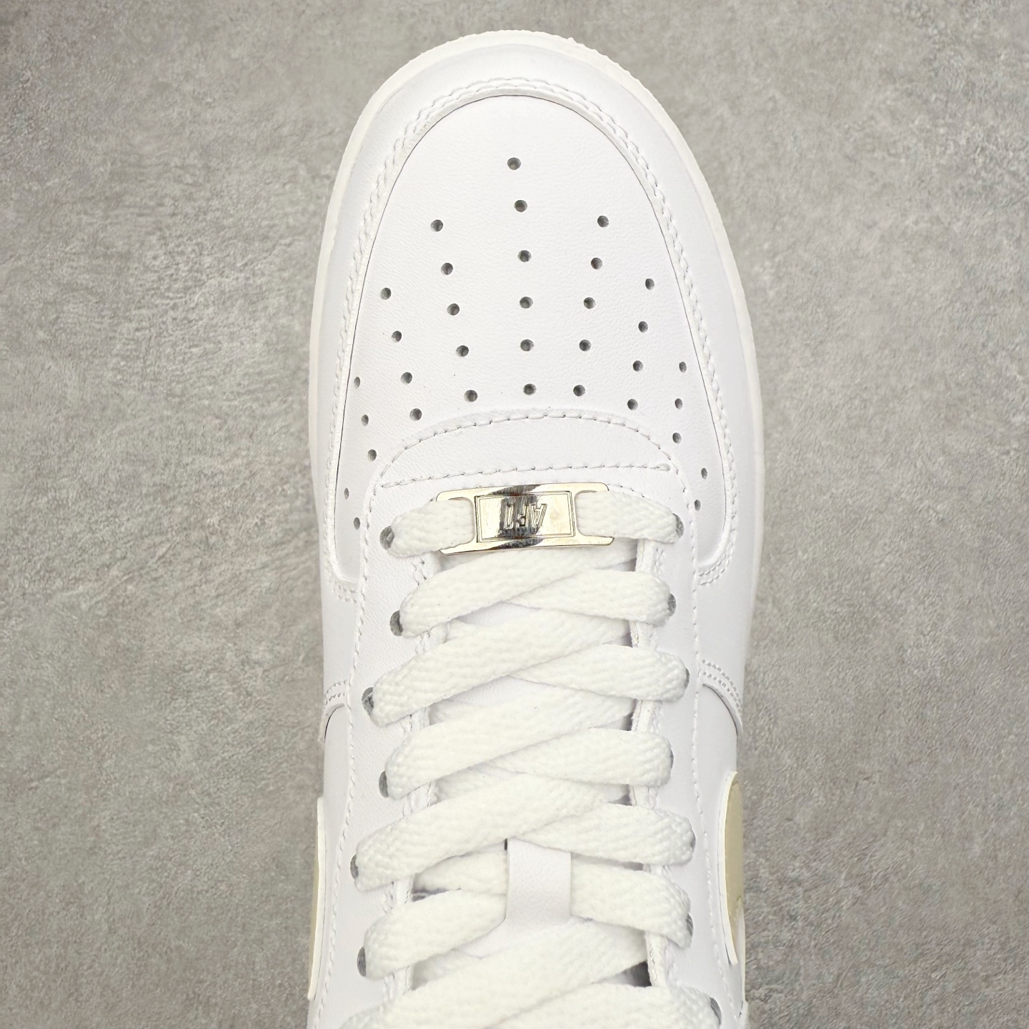 图片[4]-＃XT纯原 NK Air Force 1 Low 空军一号时尚舒适防滑耐磨低帮板鞋 FJ4146-120 顶级批次 2022全新楦头鞋型 鱼鳞大底 历时开发三个月 清洁度完美 二维码鞋标 内置芯片及solo气垫 大底高度及其弧度依照正品 钢印 logo刺绣 鞋口弧度 鞋头长度 鞋面冲孔 鞋垫背胶及钢印 完美鞋型对比正品 每一处都是细节满满 柔软、弹性十足的缓震性能和出色的中底设计 横跨复古与现代的外型结合 造就出风靡全球 三十多年的Force 1 直到今天还深受青睐 实拍调校N版已经零色差零失真 百分百还原实物色彩所见即所得 不存在货不对板色差等低级问题 选购参考实物拍摄 不混卖不参货 只用心做好货严格选品 承诺混一赔十 尺码：36 36.5 37.5 38 38.5 39 40 40.5 41 42 42.5 43 44 44.5 45-选品中心