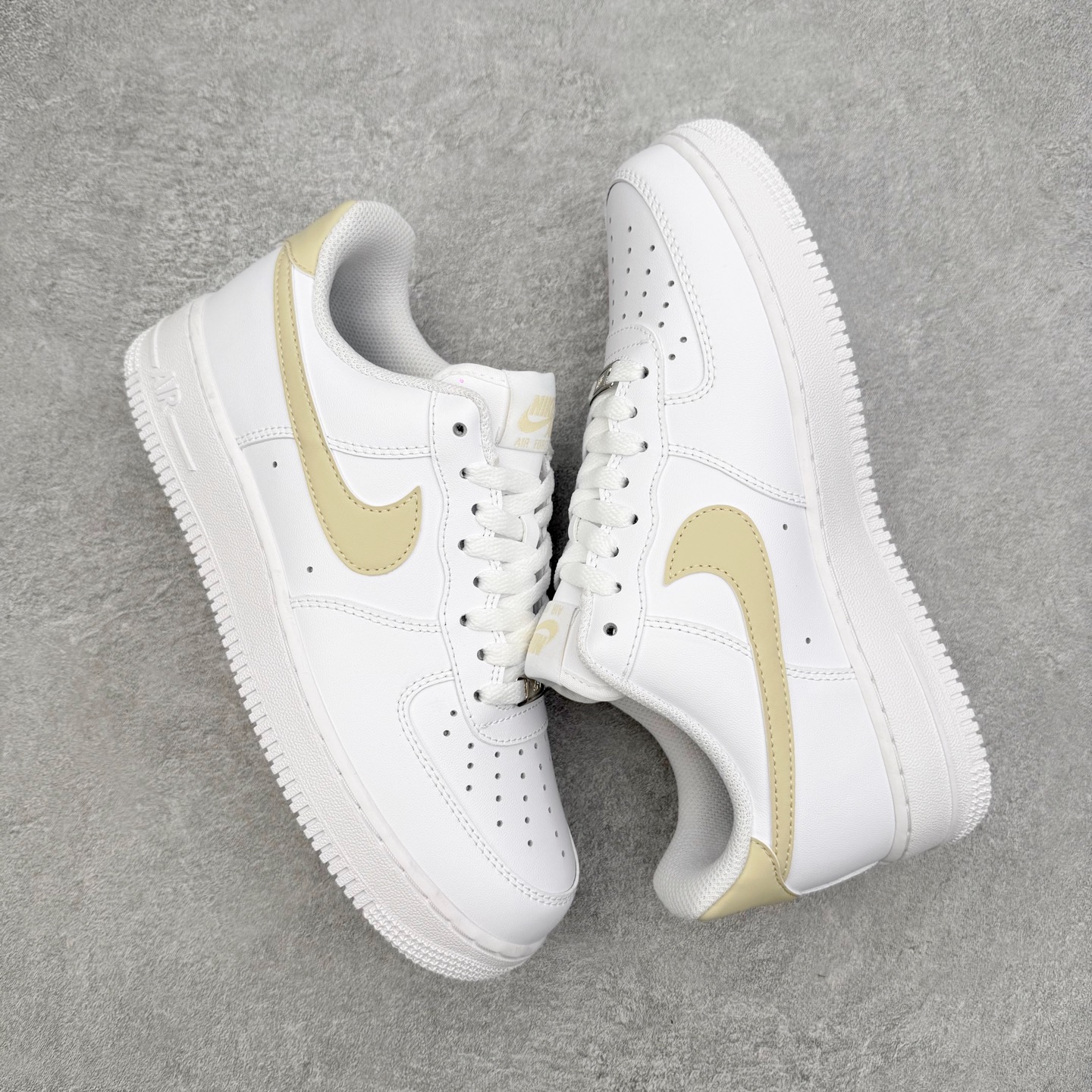 图片[3]-＃XT纯原 NK Air Force 1 Low 空军一号时尚舒适防滑耐磨低帮板鞋 FJ4146-120 顶级批次 2022全新楦头鞋型 鱼鳞大底 历时开发三个月 清洁度完美 二维码鞋标 内置芯片及solo气垫 大底高度及其弧度依照正品 钢印 logo刺绣 鞋口弧度 鞋头长度 鞋面冲孔 鞋垫背胶及钢印 完美鞋型对比正品 每一处都是细节满满 柔软、弹性十足的缓震性能和出色的中底设计 横跨复古与现代的外型结合 造就出风靡全球 三十多年的Force 1 直到今天还深受青睐 实拍调校N版已经零色差零失真 百分百还原实物色彩所见即所得 不存在货不对板色差等低级问题 选购参考实物拍摄 不混卖不参货 只用心做好货严格选品 承诺混一赔十 尺码：36 36.5 37.5 38 38.5 39 40 40.5 41 42 42.5 43 44 44.5 45-选品中心