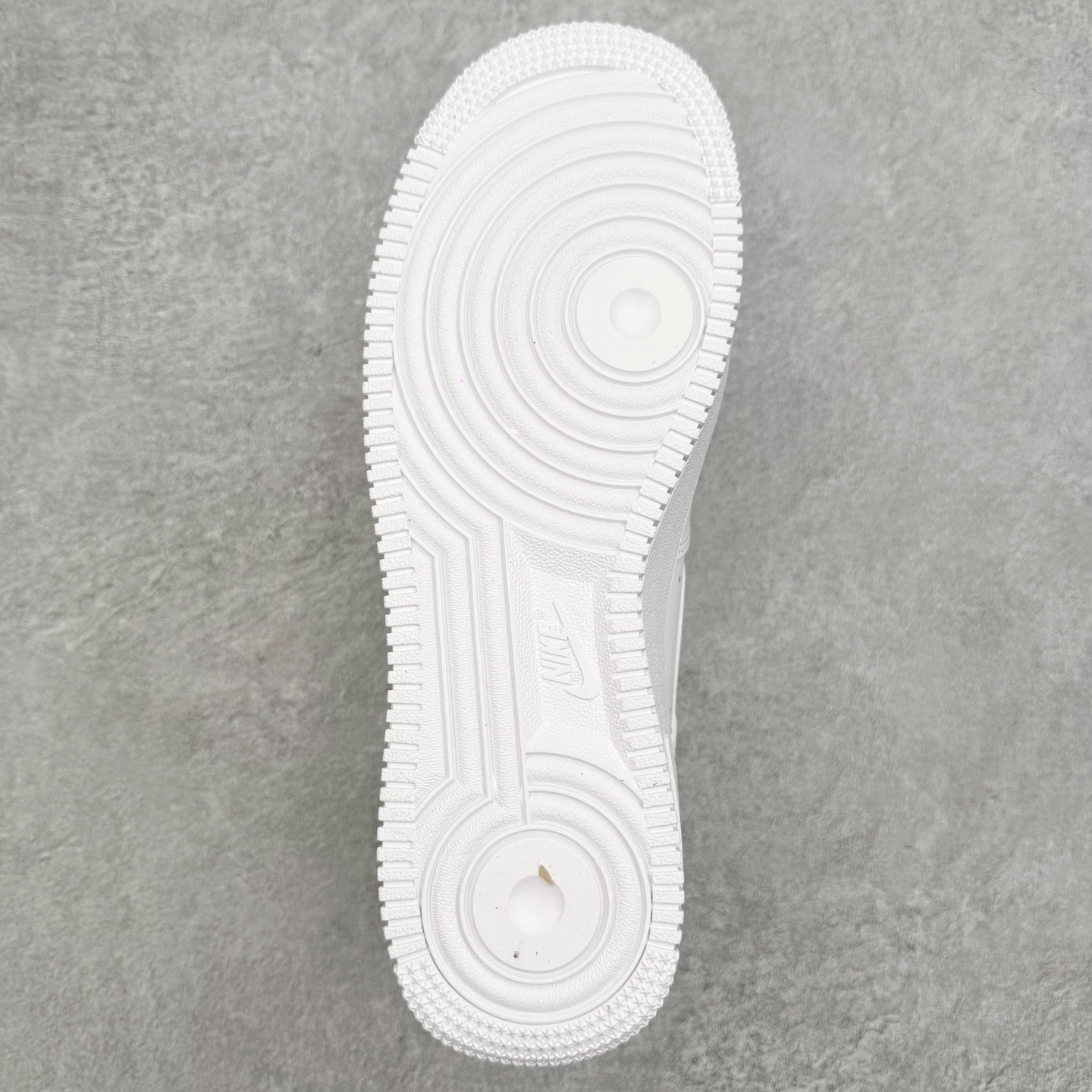 图片[9]-＃XT纯原 NK Air Force 1 Low 空军一号时尚舒适防滑耐磨低帮板鞋 FJ4146-120 顶级批次 2022全新楦头鞋型 鱼鳞大底 历时开发三个月 清洁度完美 二维码鞋标 内置芯片及solo气垫 大底高度及其弧度依照正品 钢印 logo刺绣 鞋口弧度 鞋头长度 鞋面冲孔 鞋垫背胶及钢印 完美鞋型对比正品 每一处都是细节满满 柔软、弹性十足的缓震性能和出色的中底设计 横跨复古与现代的外型结合 造就出风靡全球 三十多年的Force 1 直到今天还深受青睐 实拍调校N版已经零色差零失真 百分百还原实物色彩所见即所得 不存在货不对板色差等低级问题 选购参考实物拍摄 不混卖不参货 只用心做好货严格选品 承诺混一赔十 尺码：36 36.5 37.5 38 38.5 39 40 40.5 41 42 42.5 43 44 44.5 45-选品中心