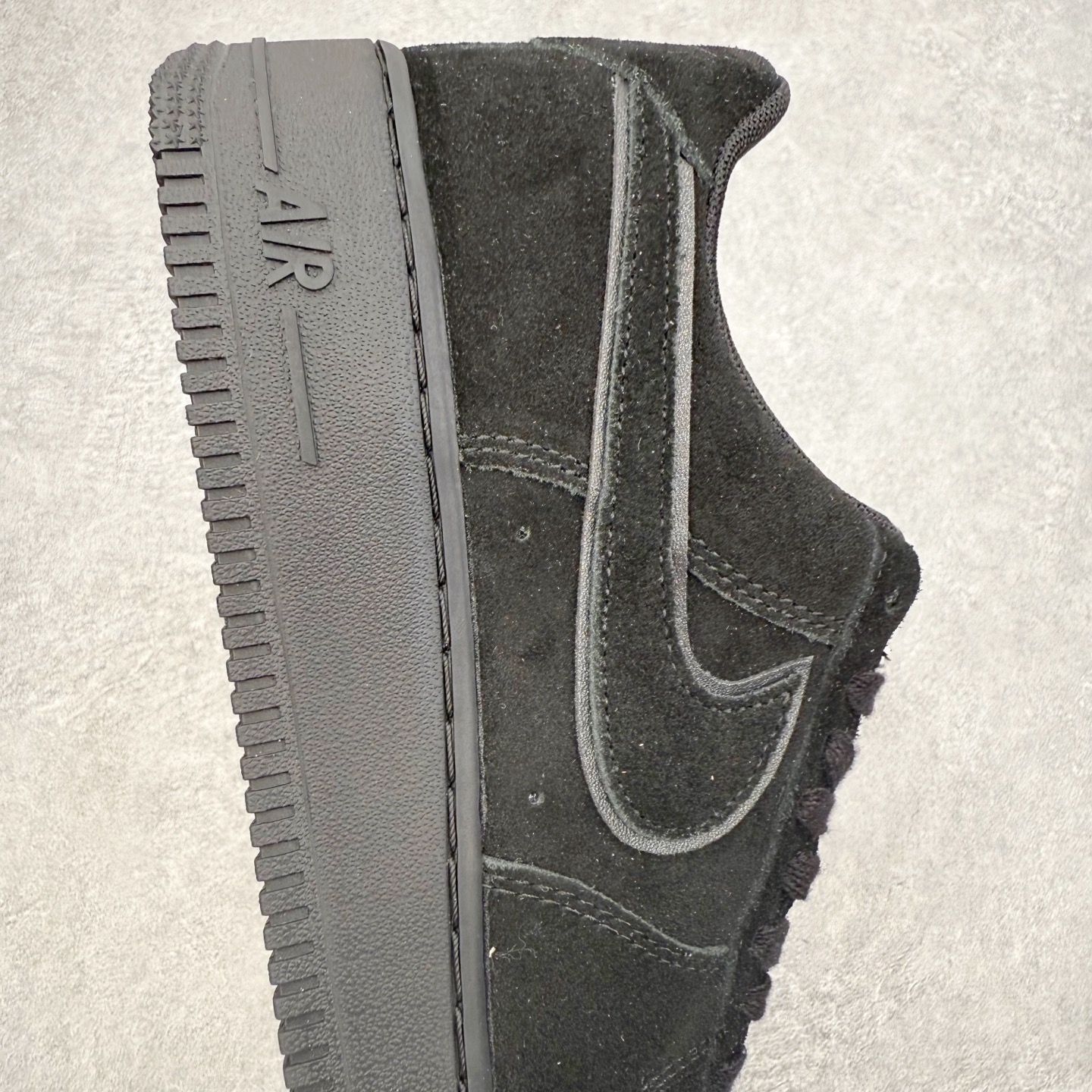 图片[6]-＃XT纯原 NK Air Force 1 Low 空军一号时尚舒适防滑耐磨低帮板鞋 HQ1966-002 顶级批次 2022全新楦头鞋型 鱼鳞大底 历时开发三个月 清洁度完美 二维码鞋标 内置芯片及solo气垫 大底高度及其弧度依照正品 钢印 logo刺绣 鞋口弧度 鞋头长度 鞋面冲孔 鞋垫背胶及钢印 完美鞋型对比正品 每一处都是细节满满 柔软、弹性十足的缓震性能和出色的中底设计 横跨复古与现代的外型结合 造就出风靡全球 三十多年的Force 1 直到今天还深受青睐 实拍调校N版已经零色差零失真 百分百还原实物色彩所见即所得 不存在货不对板色差等低级问题 选购参考实物拍摄 不混卖不参货 只用心做好货严格选品 承诺混一赔十 尺码：36 36.5 37.5 38 38.5 39 40 40.5 41 42 42.5 43 44 44.5 45-选品中心