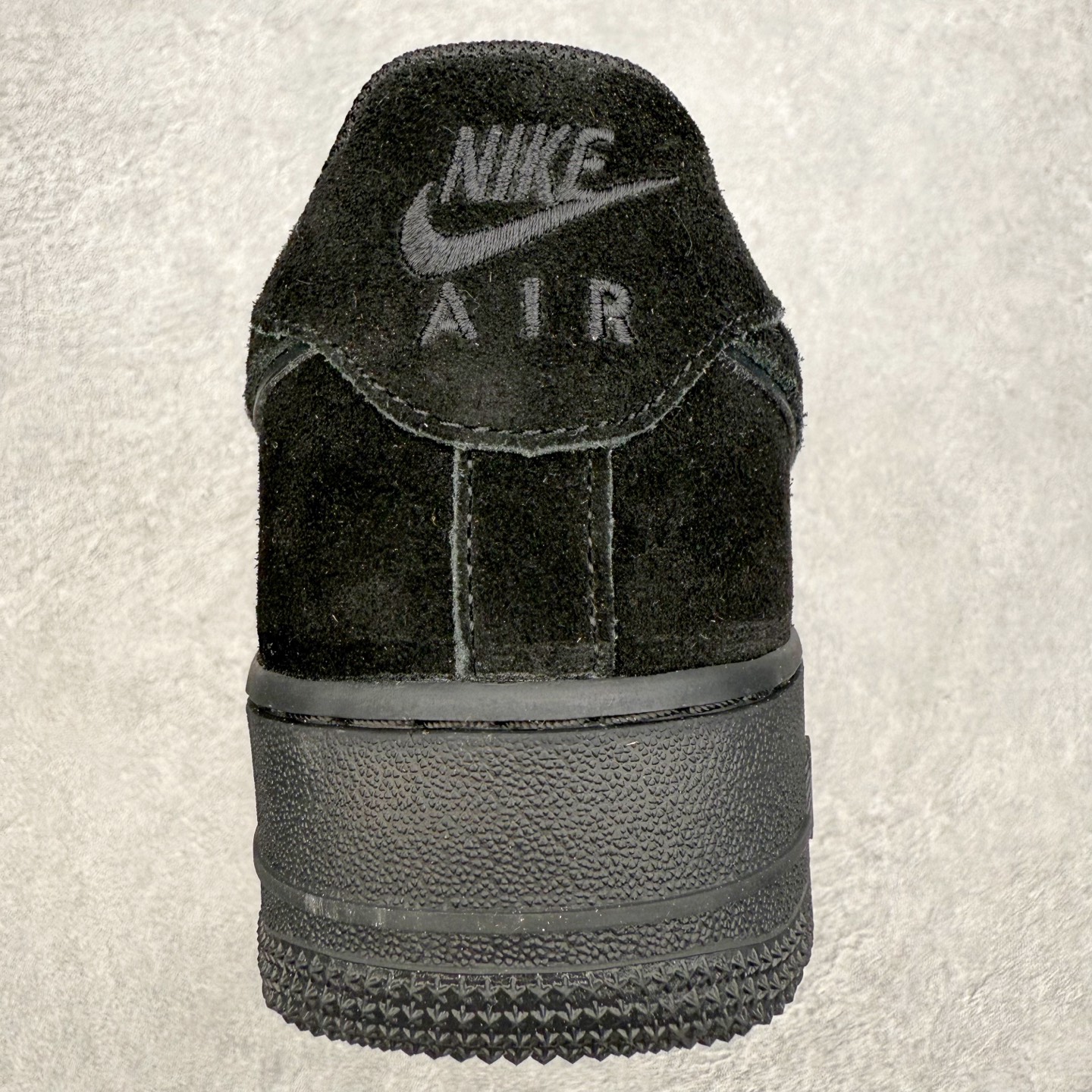 图片[8]-＃XT纯原 NK Air Force 1 Low 空军一号时尚舒适防滑耐磨低帮板鞋 HQ1966-002 顶级批次 2022全新楦头鞋型 鱼鳞大底 历时开发三个月 清洁度完美 二维码鞋标 内置芯片及solo气垫 大底高度及其弧度依照正品 钢印 logo刺绣 鞋口弧度 鞋头长度 鞋面冲孔 鞋垫背胶及钢印 完美鞋型对比正品 每一处都是细节满满 柔软、弹性十足的缓震性能和出色的中底设计 横跨复古与现代的外型结合 造就出风靡全球 三十多年的Force 1 直到今天还深受青睐 实拍调校N版已经零色差零失真 百分百还原实物色彩所见即所得 不存在货不对板色差等低级问题 选购参考实物拍摄 不混卖不参货 只用心做好货严格选品 承诺混一赔十 尺码：36 36.5 37.5 38 38.5 39 40 40.5 41 42 42.5 43 44 44.5 45-选品中心